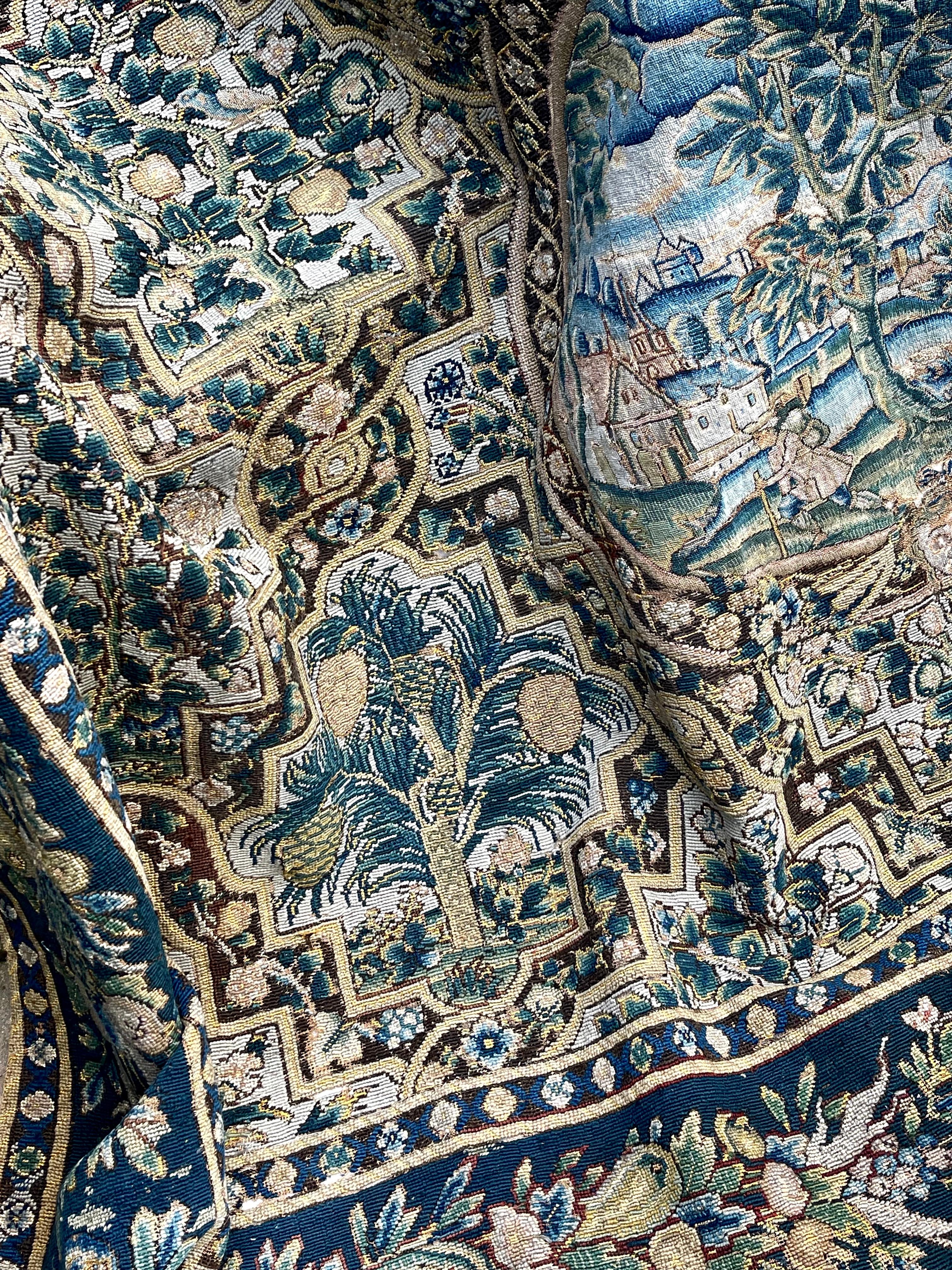 Alfombra de mesa armorial de aguja del siglo XVII Bordado en venta