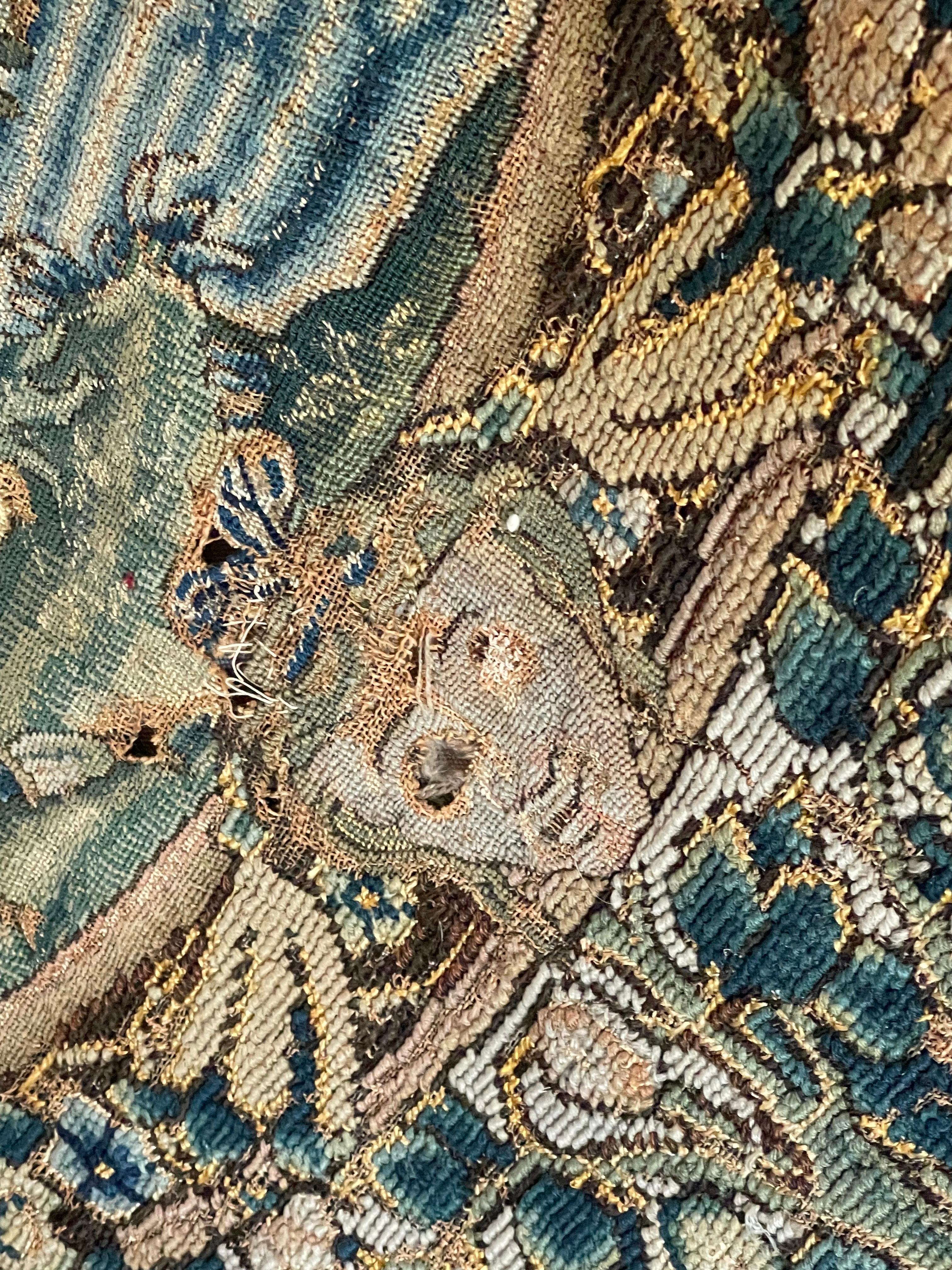 Alfombra de mesa armorial de aguja del siglo XVII en venta 1