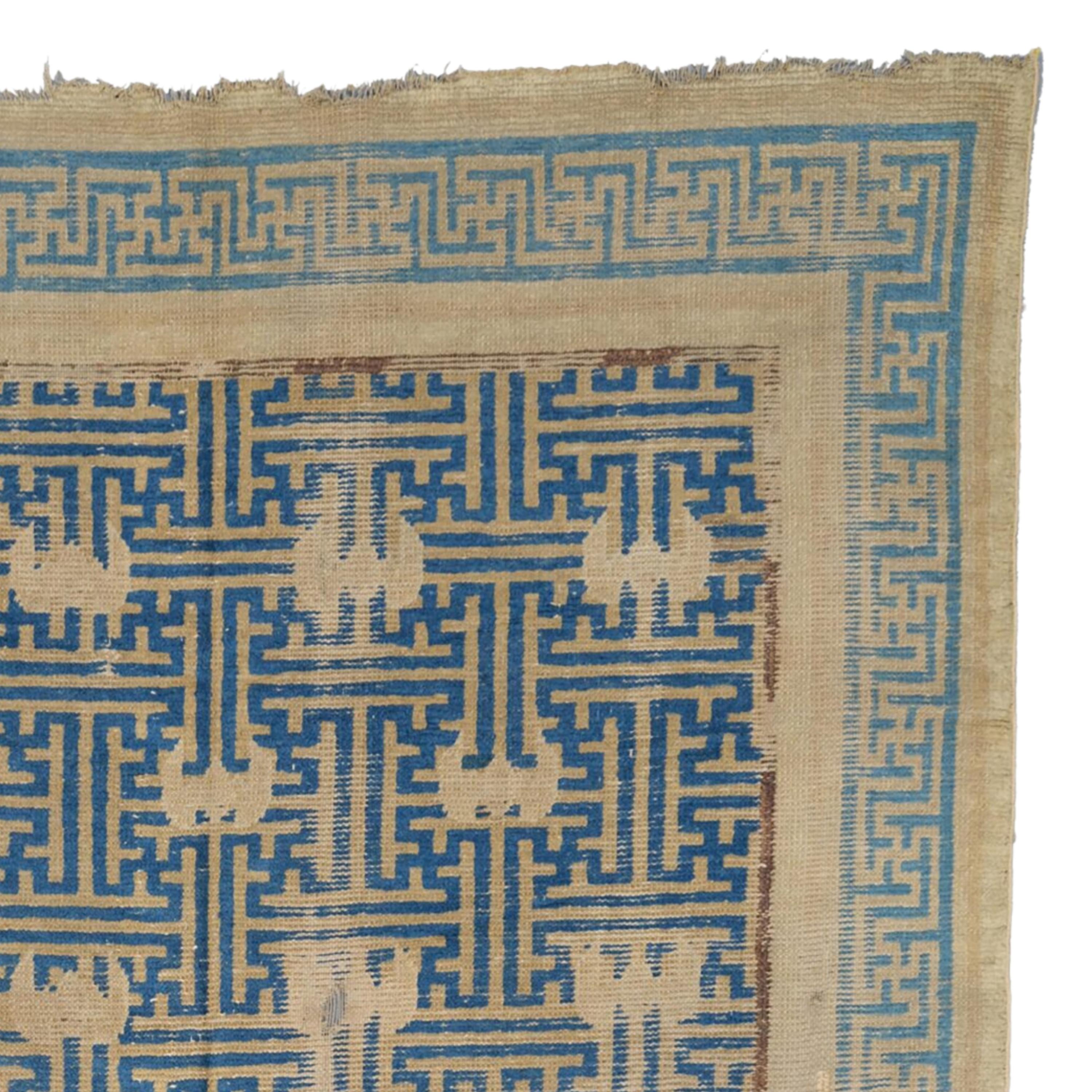 17th Century Ningxia Rug Fragment - Antique Chinese Rug Fragment In Good Condition For Sale In Sultanahmet, 34