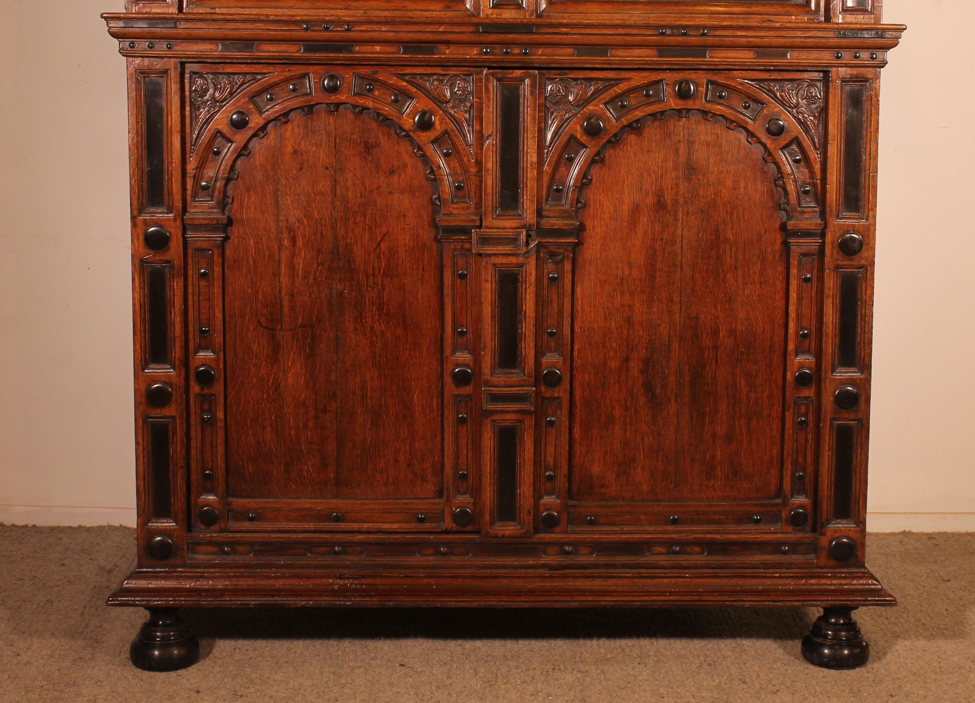 Superbe et rare buffet à quatre portes en chêne et ébène du début du 17e siècle provenant des Pays-Bas.

Exceptionnel travail de la Renaissance composé de deux portes en bas avec des arcs décorés d'incrustations d'ébène.

Le deuxième élément est