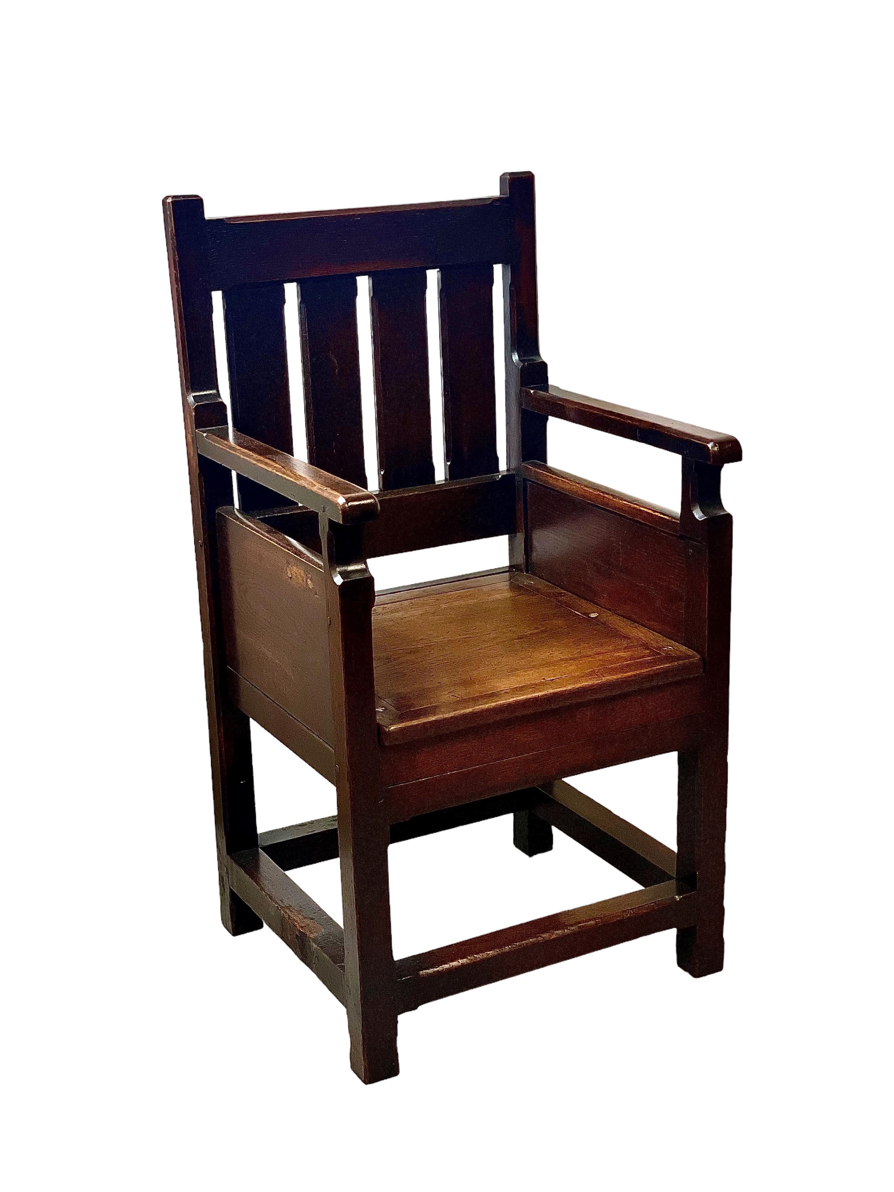 Ein sehr interessanter Sessel aus Eichenholz aus dem 17. Jahrhundert, der um 1630 entstanden ist und einen flachen, geplankten Sitz, massive Flanken und eine gelattete Rückenlehne aufweist. Auf einem quadratischen Gestell mit umlaufenden Streckern