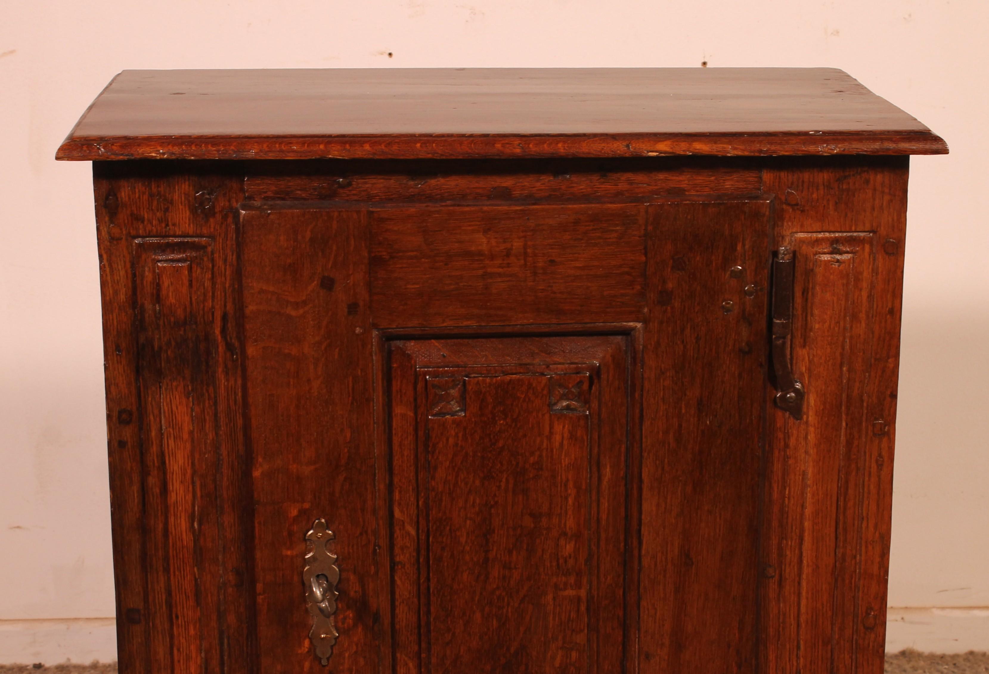 Grazioso mobiletto da beghinaggio in quercia risalente al periodo rinascimentale del XVII secolo.
Un mobile molto bello che ha una dimensione interessante, composta da una piccola porta con un cassetto all'interno.

Si appoggia sui pattini.
Patina