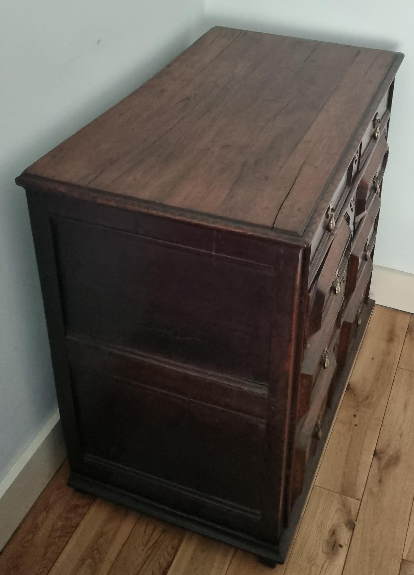 Fino al XVIII secolo Cassettiera in Oak del XVII secolo, periodo Charles II in vendita