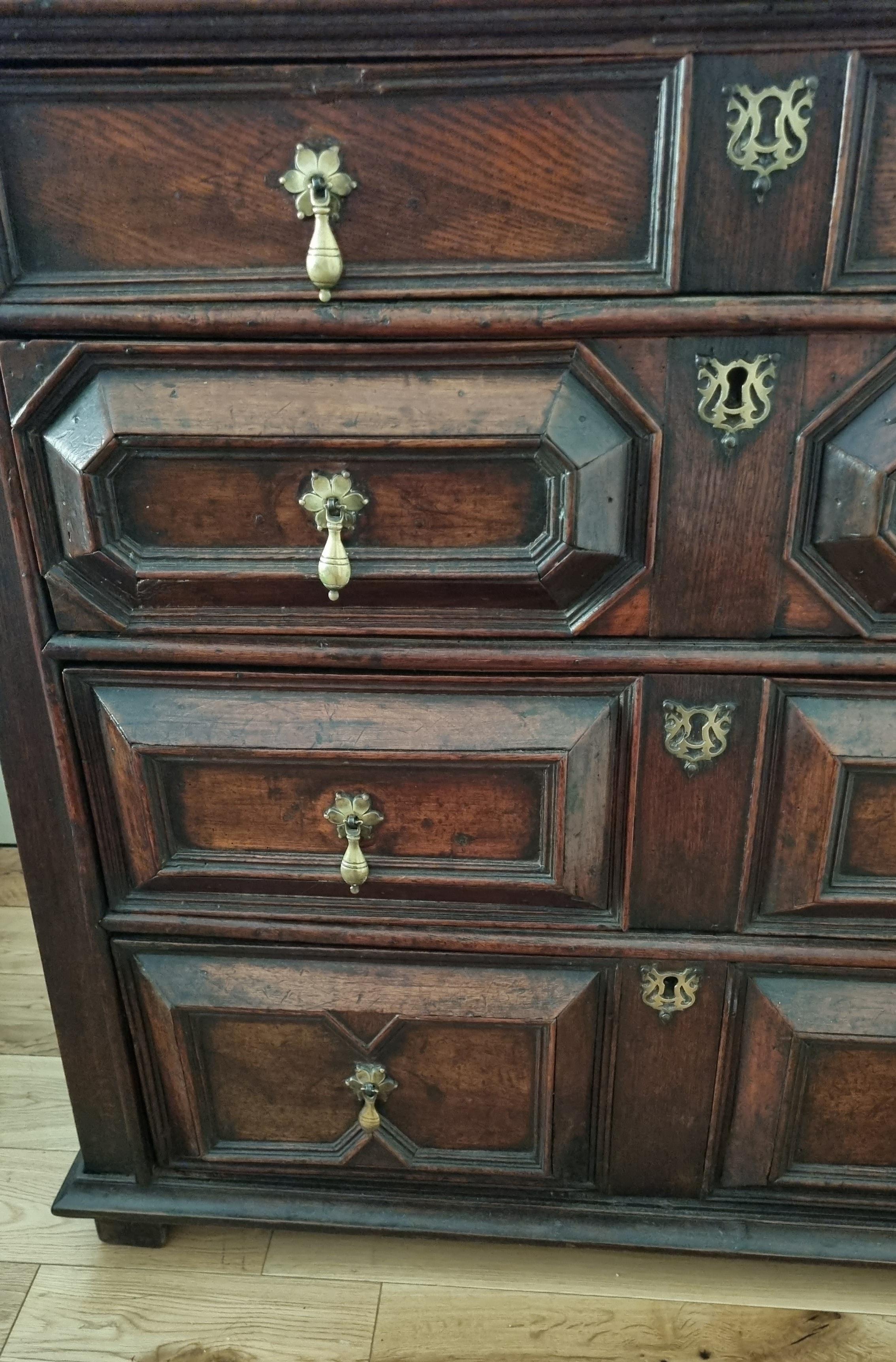 Intagliato a mano Cassettiera in Oak del XVII secolo, periodo Charles II in vendita