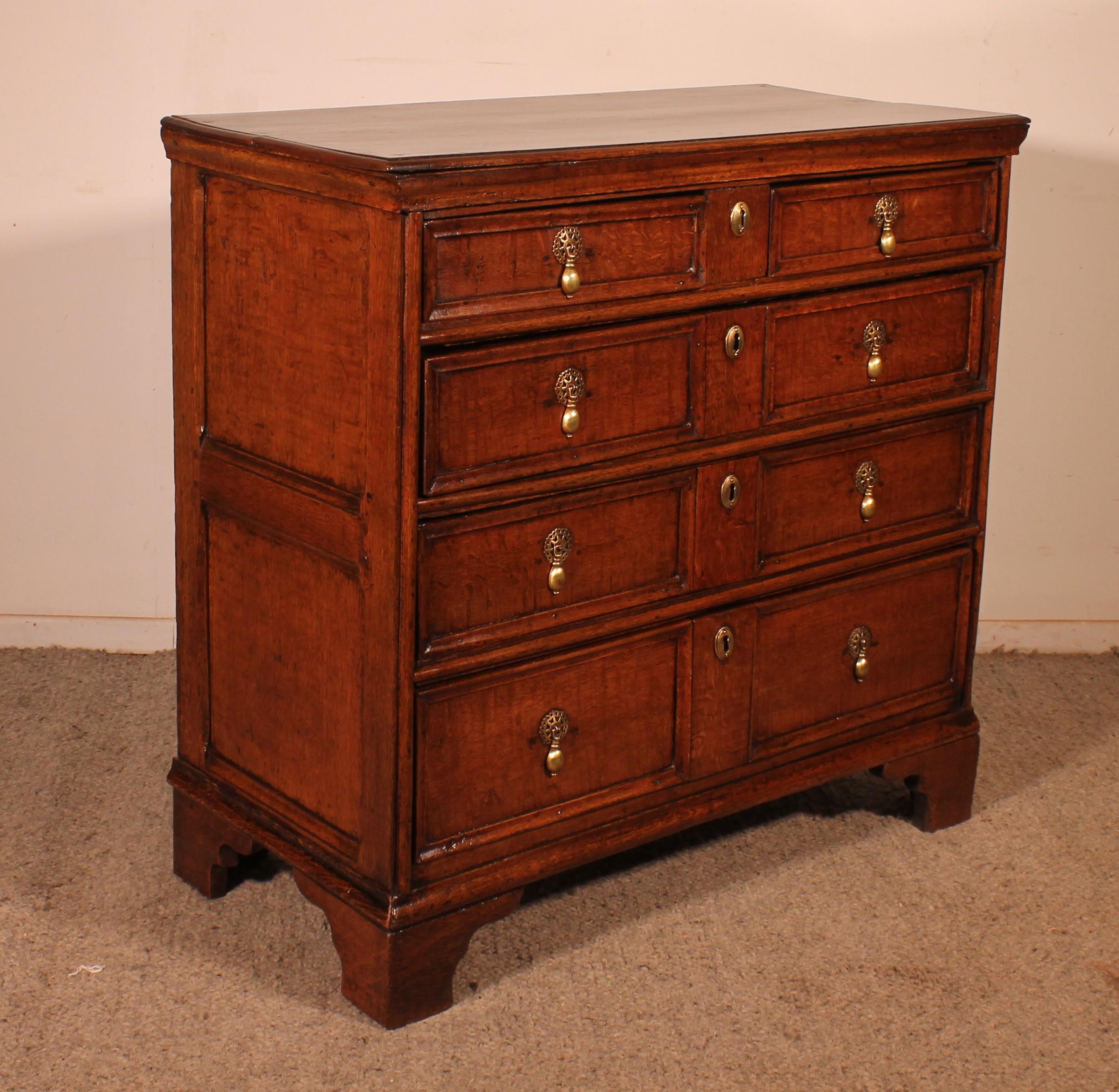 17th Century Oak Chest Of Drawers - England in vendita 4