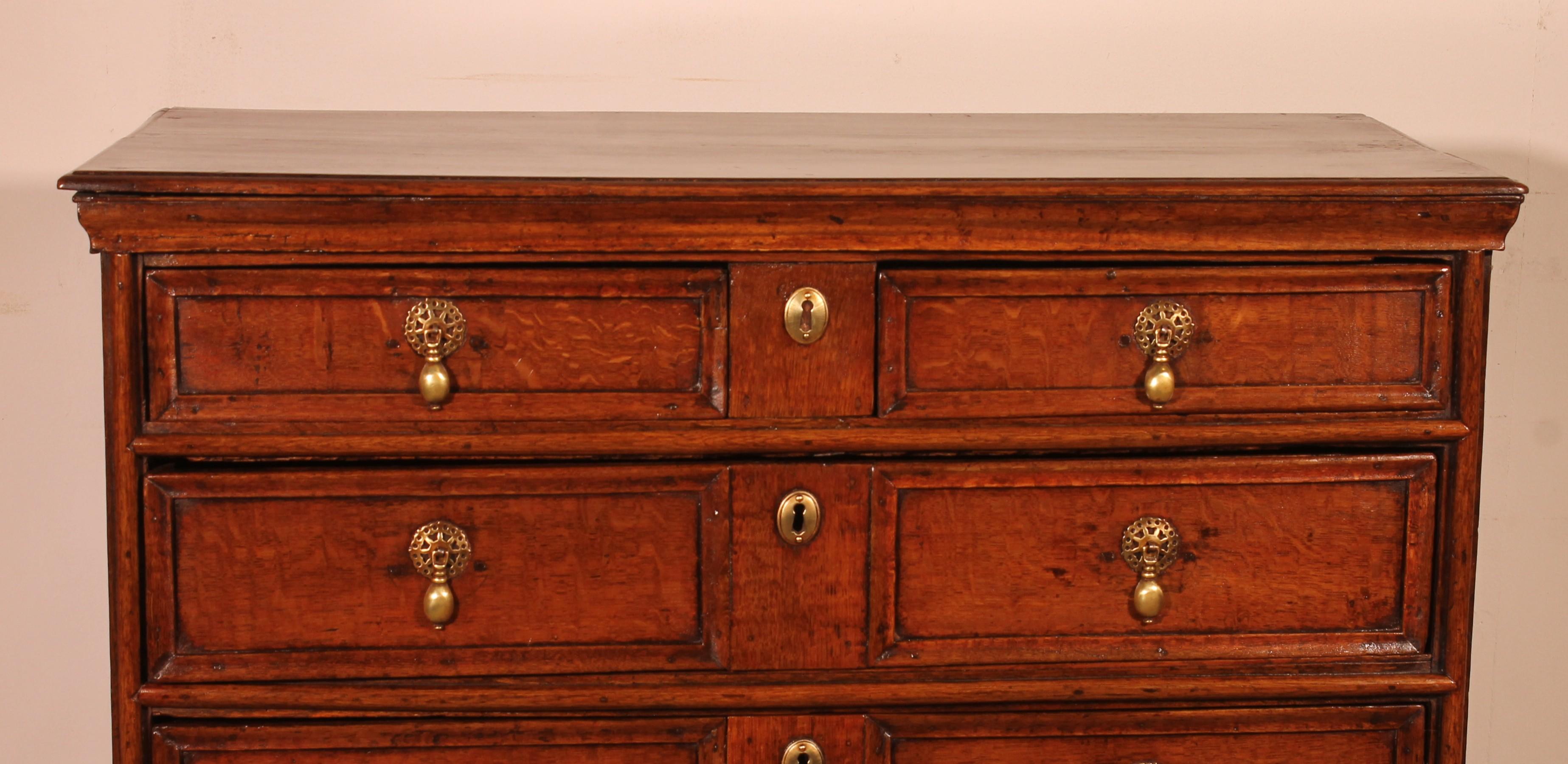 Britannico 17th Century Oak Chest Of Drawers - England in vendita