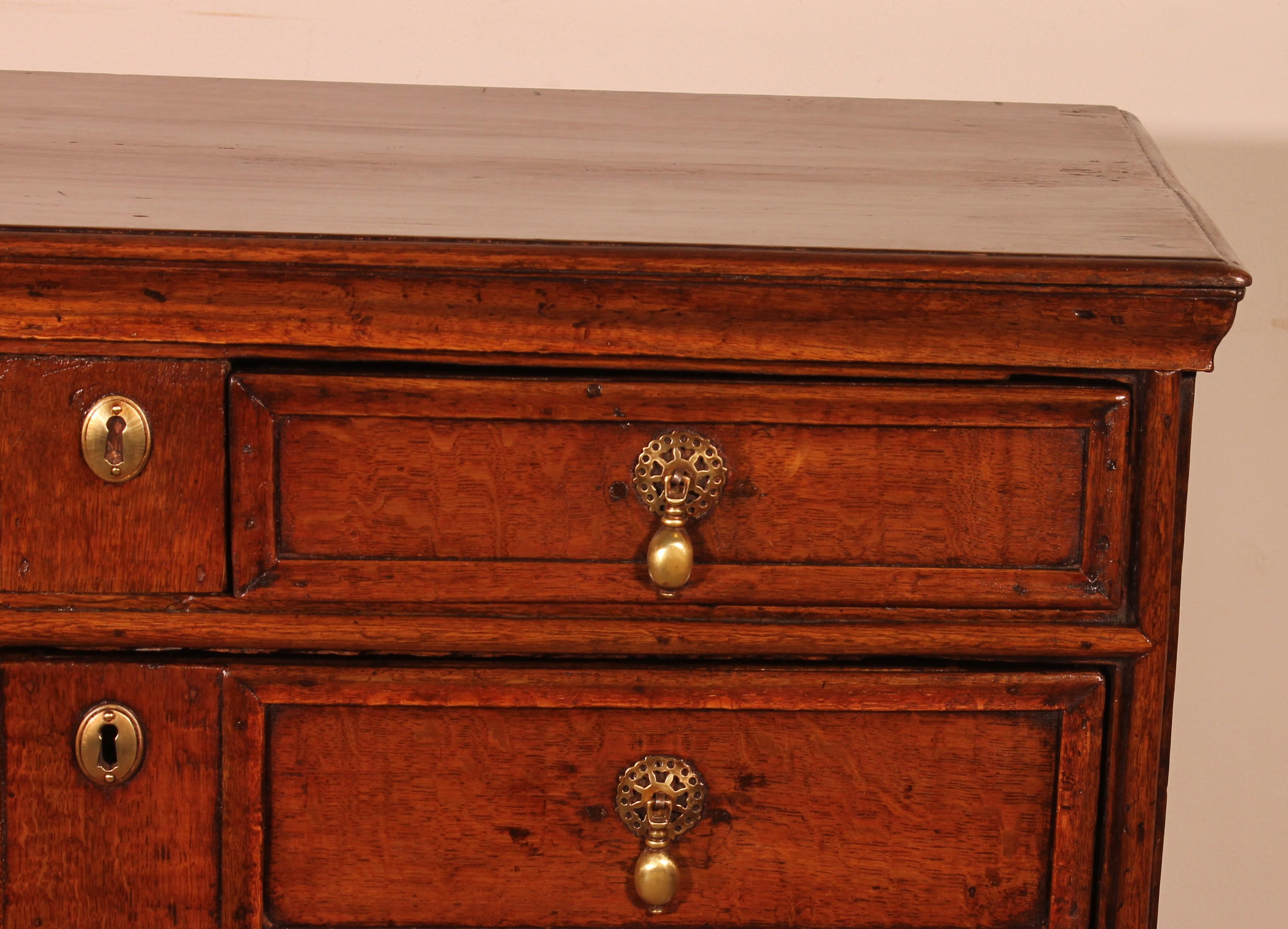17th Century Oak Chest Of Drawers - England In condizioni buone in vendita a Brussels, Brussels