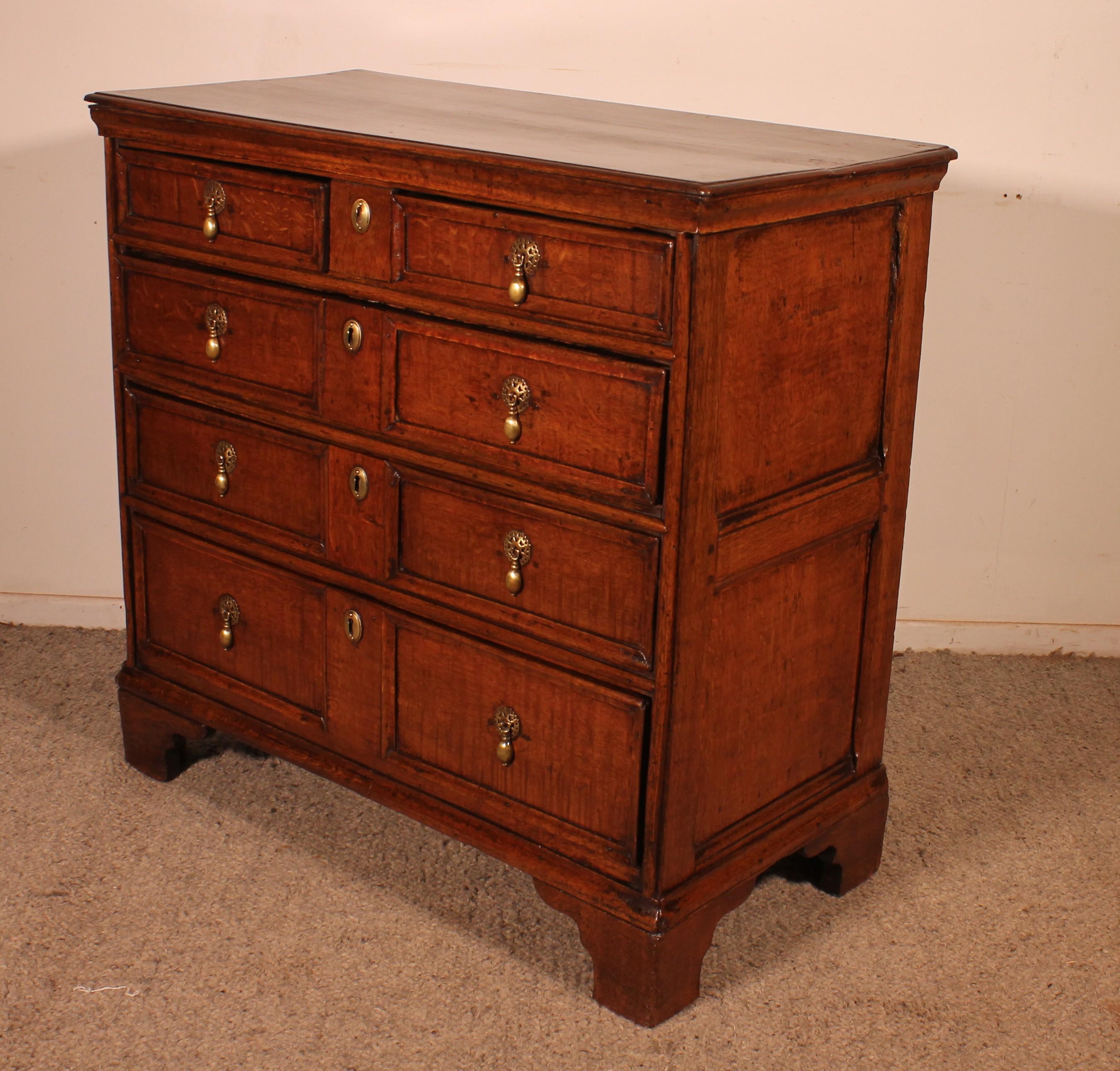 Fino al XVIII secolo 17th Century Oak Chest Of Drawers - England in vendita