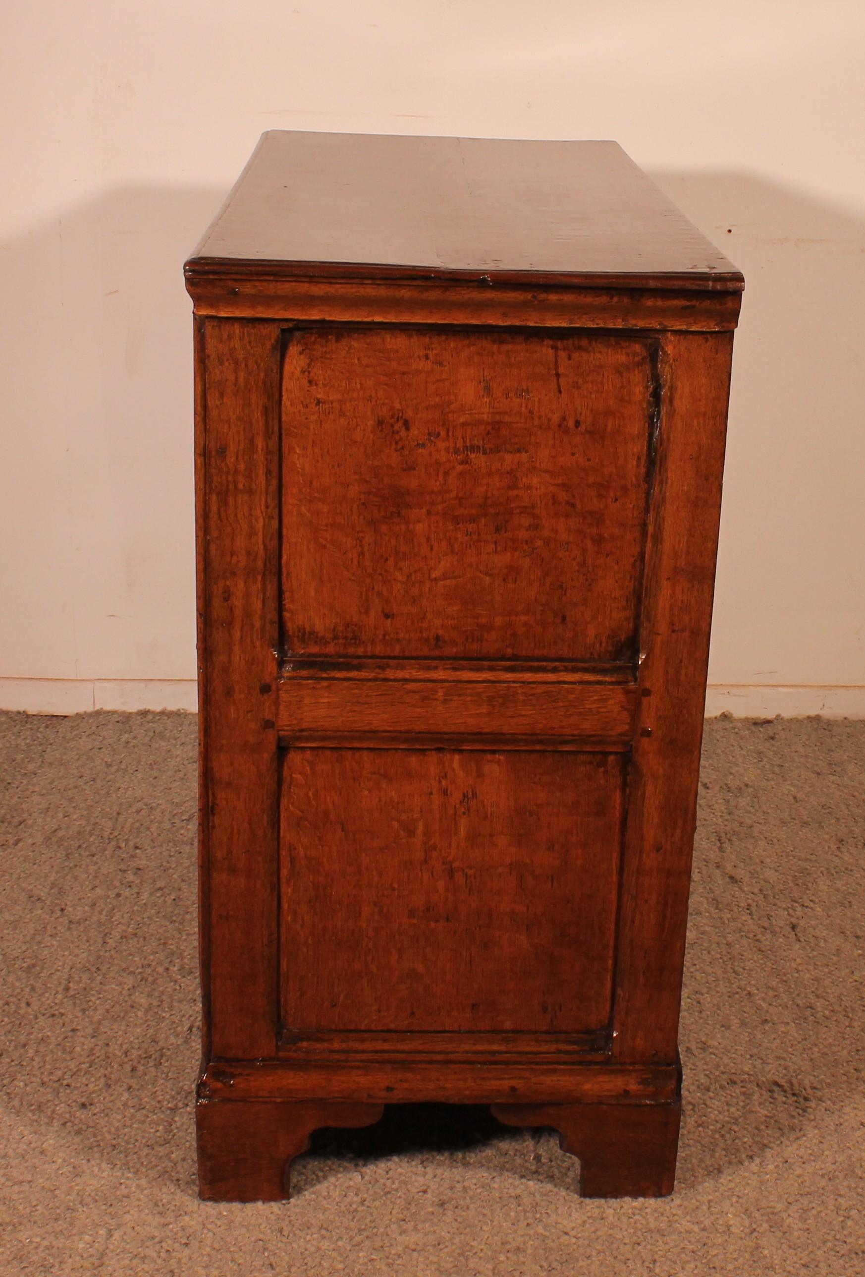 17th Century Oak Chest Of Drawers - England in vendita 1
