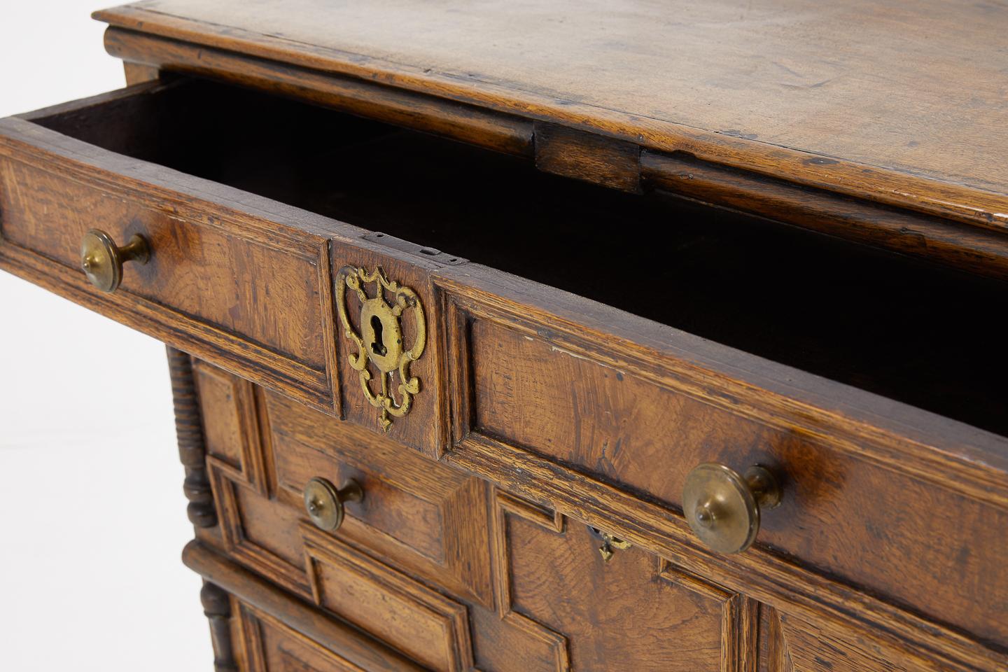 English 19th Century Oak Chest of Drawers For Sale