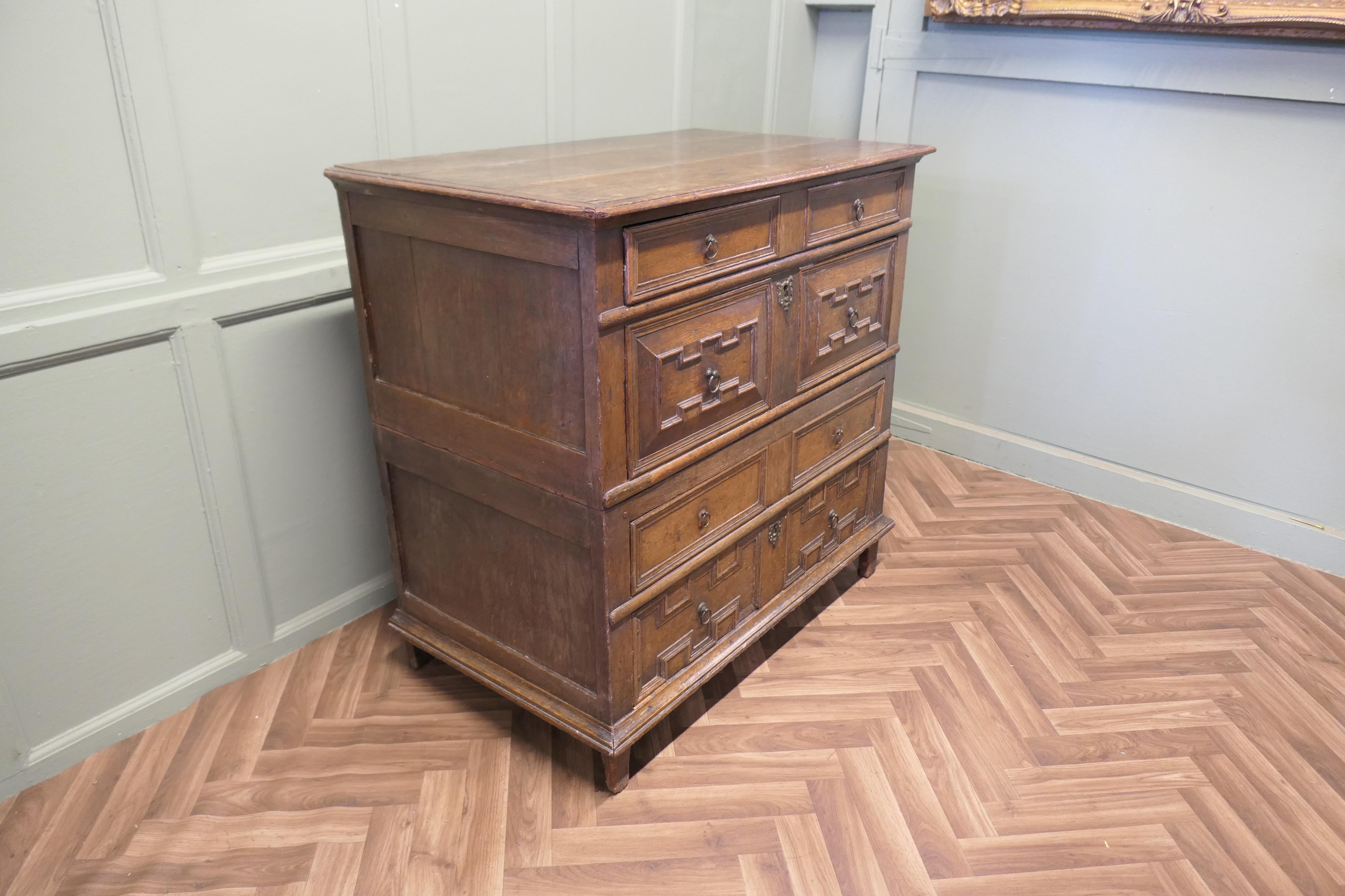 17th Century Oak Chest of Drawers or Garret Chest en Bueno estado para la venta en Godshill, Isle of Wight