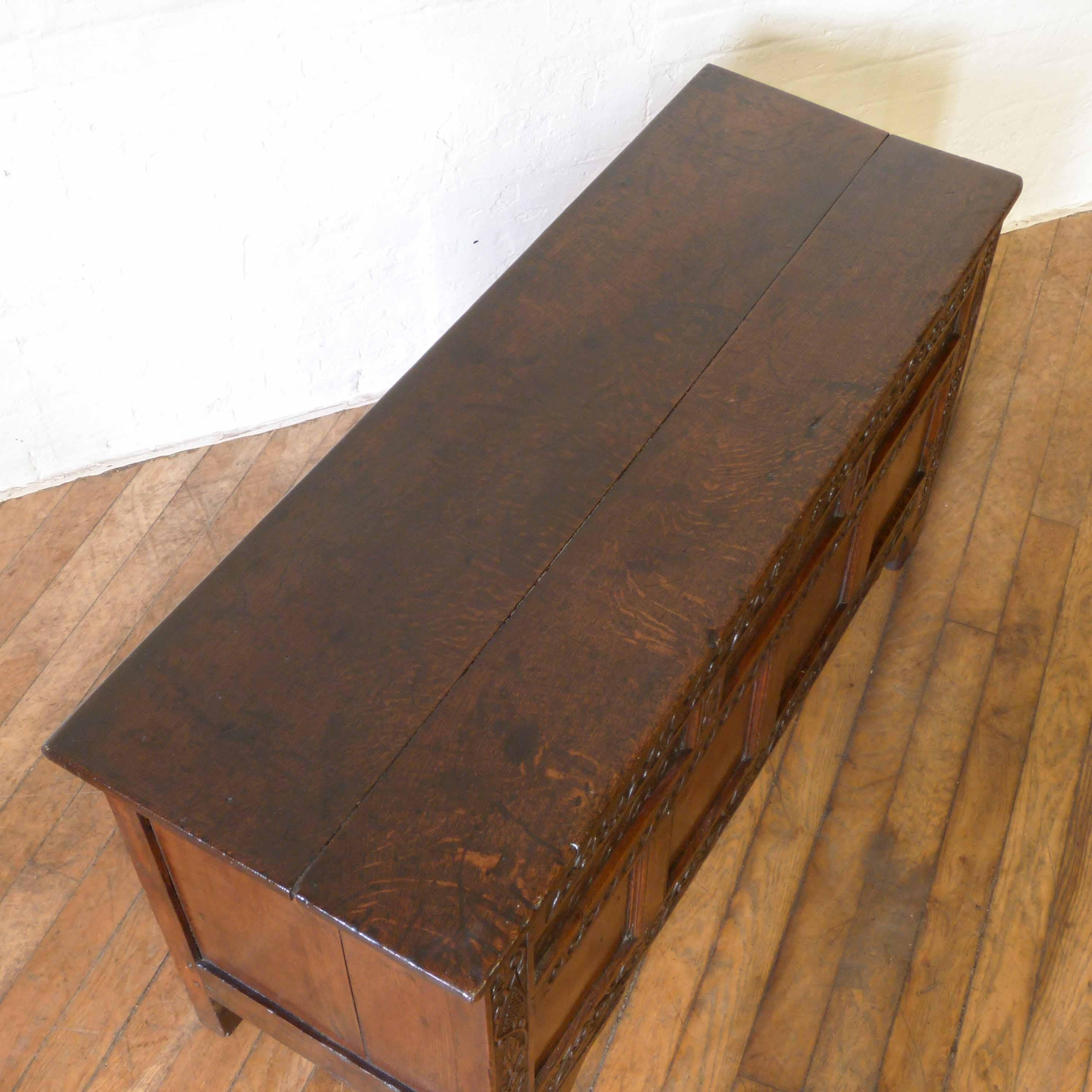 17th Century Oak Coffer In Good Condition In Manchester, GB