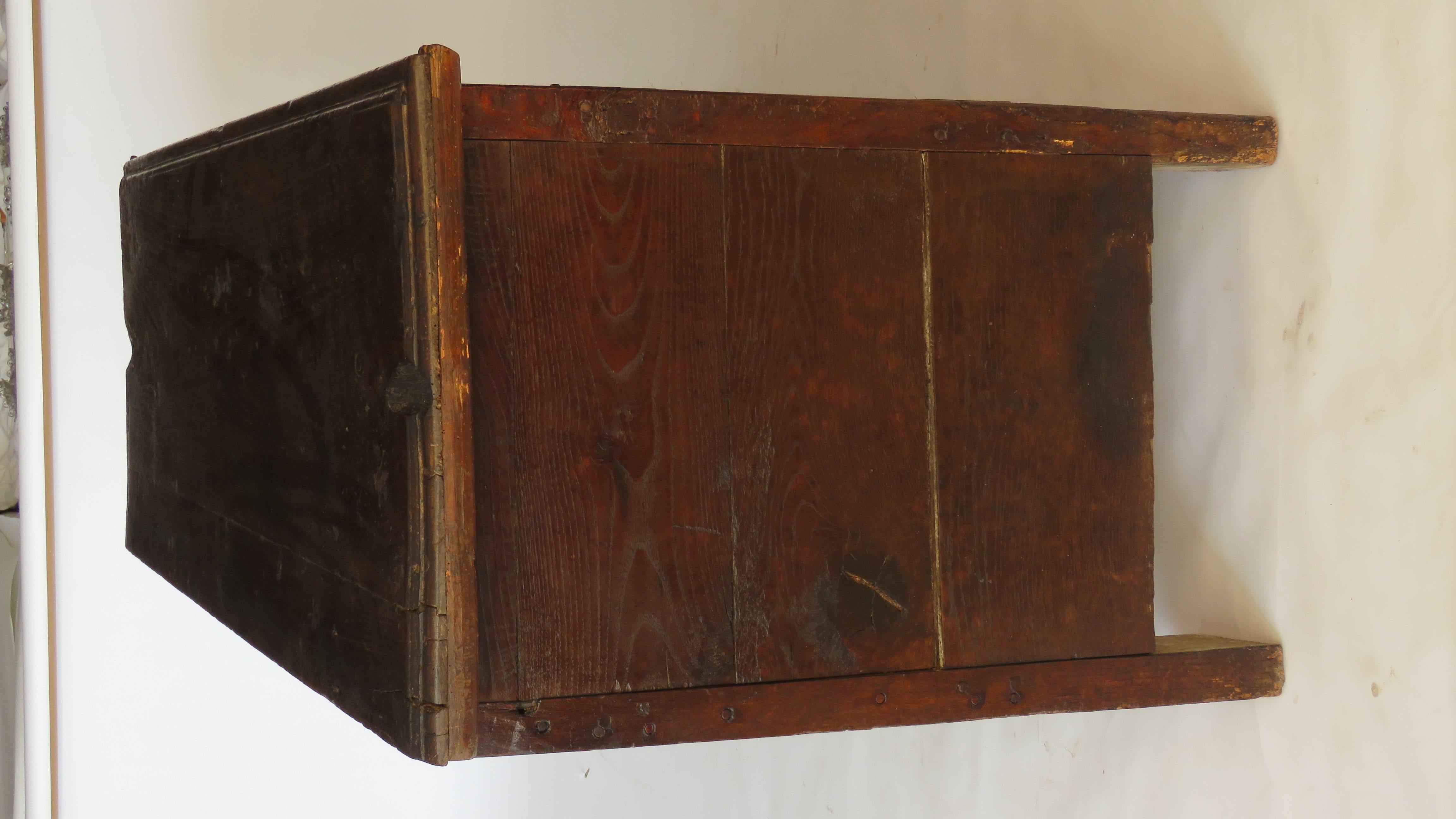 17th Century Oak Coffer, Trunk, Chest of Arms In Good Condition For Sale In Alella, ES