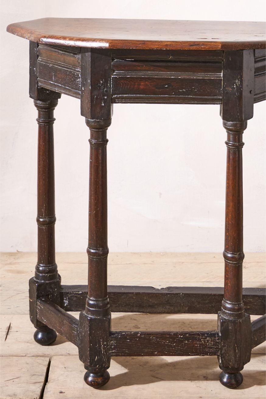 Il s'agit d'une superbe table de crédence du 17e siècle, totalement originale. Entièrement fabriqué en chêne, il montre bien son âge. La forme de la table est extrêmement séduisante et ses proportions soignées conviendront parfaitement à un certain