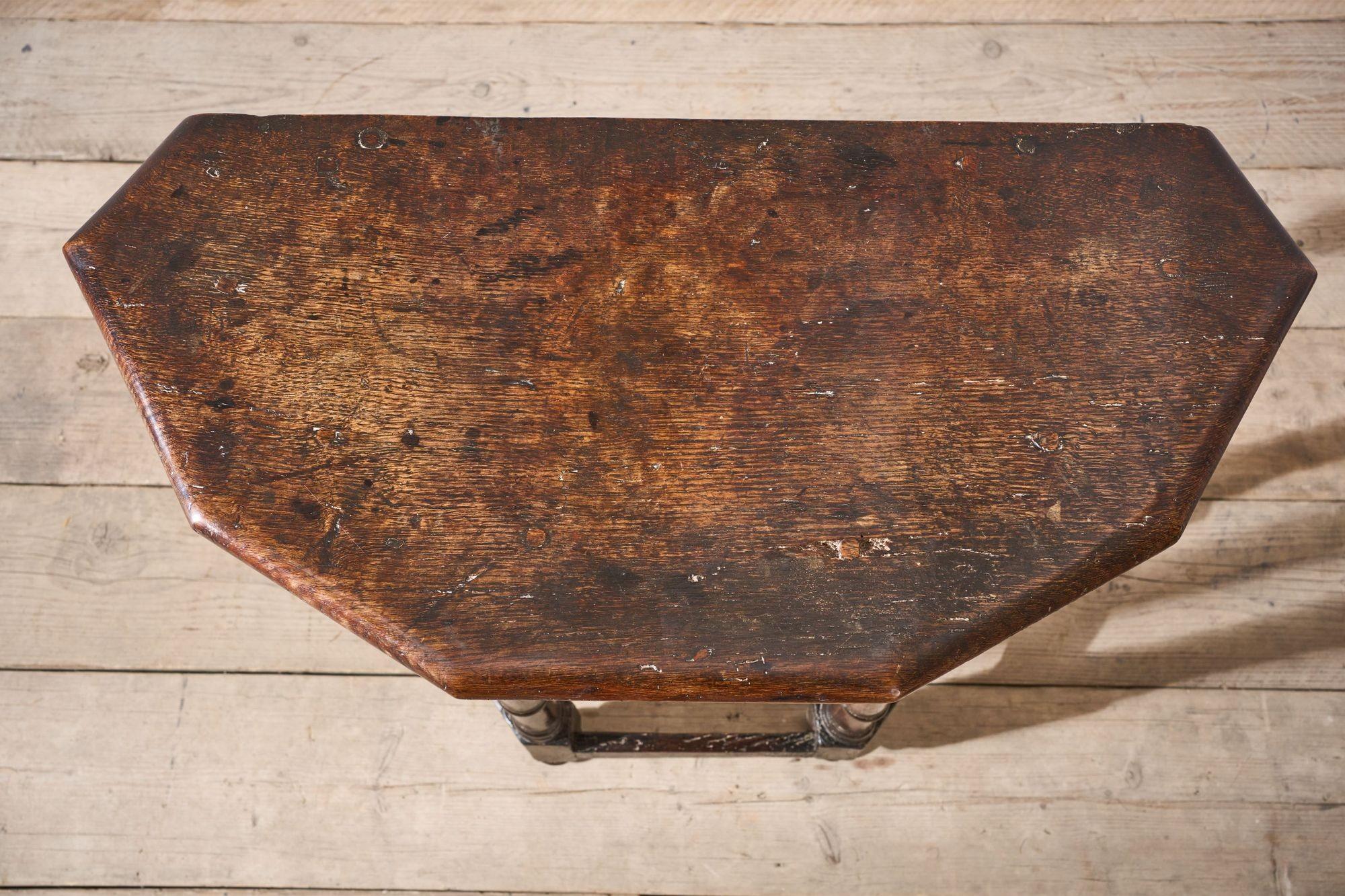 XVIIIe siècle et antérieur Crédence en Oak du 17ème siècle en vente