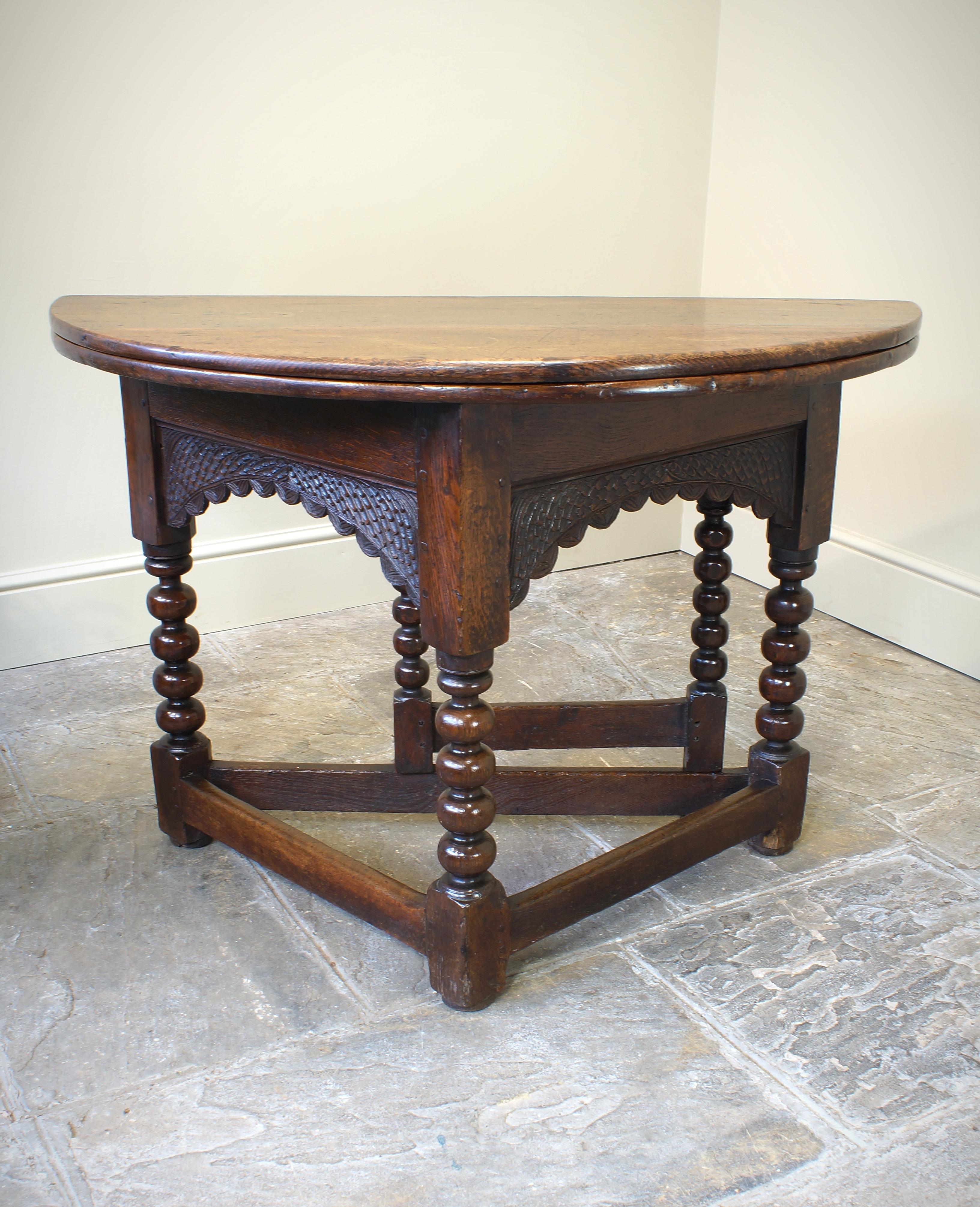 17th Century Oak Credence Table. In Good Condition For Sale In Skipton, GB