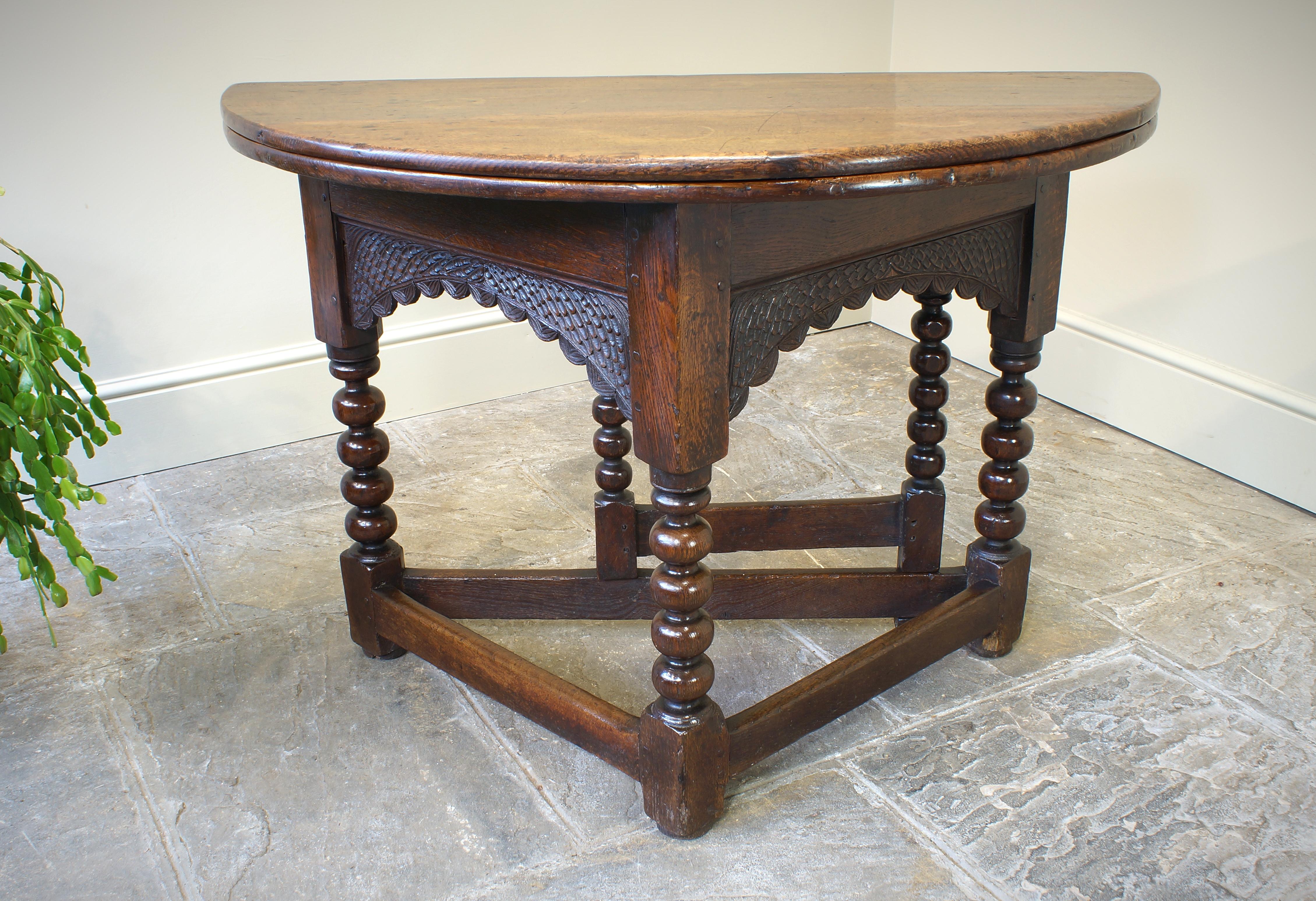 17th Century Oak Credence Table. For Sale 1