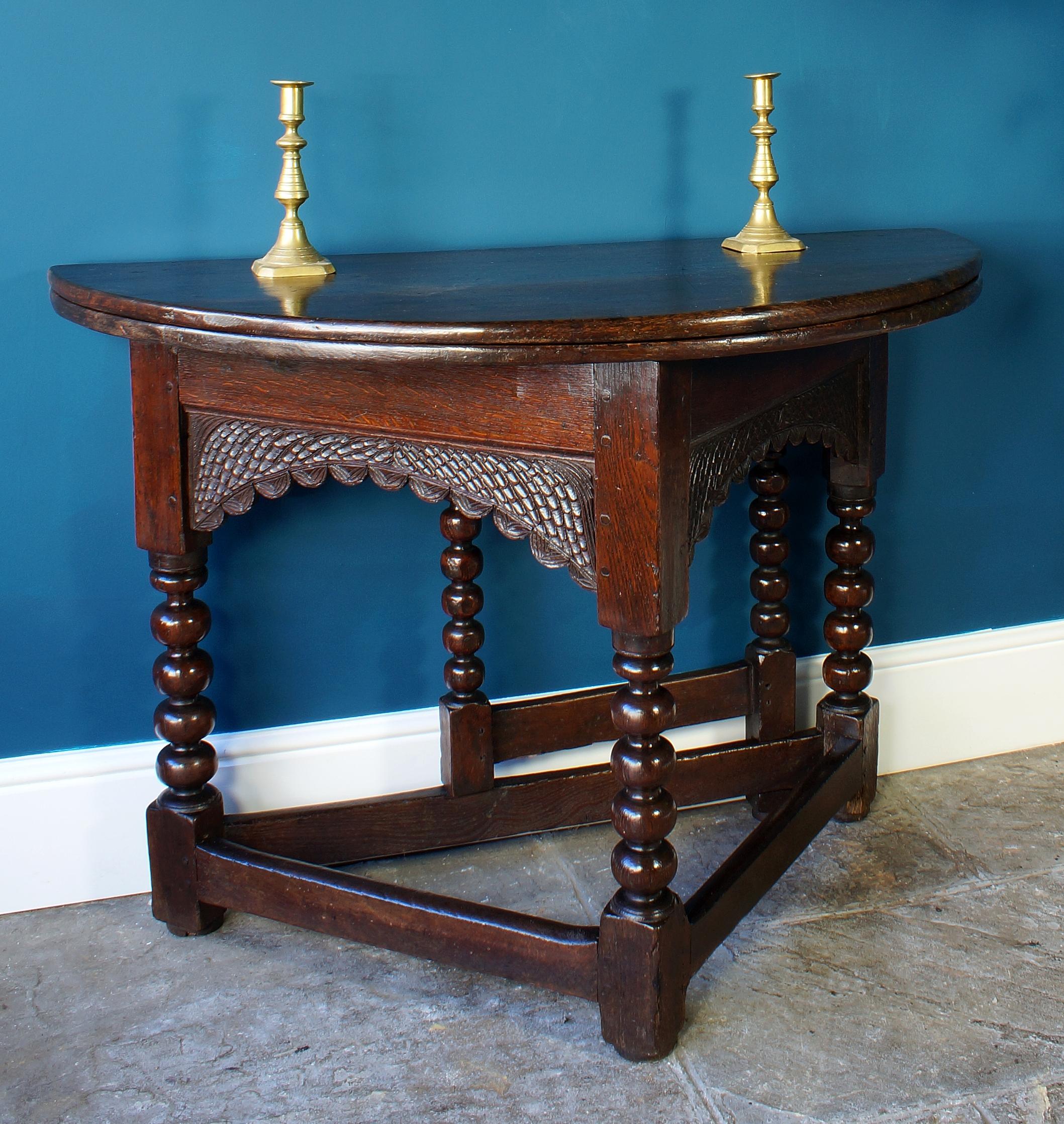 17th Century Oak Credence Table. For Sale 3