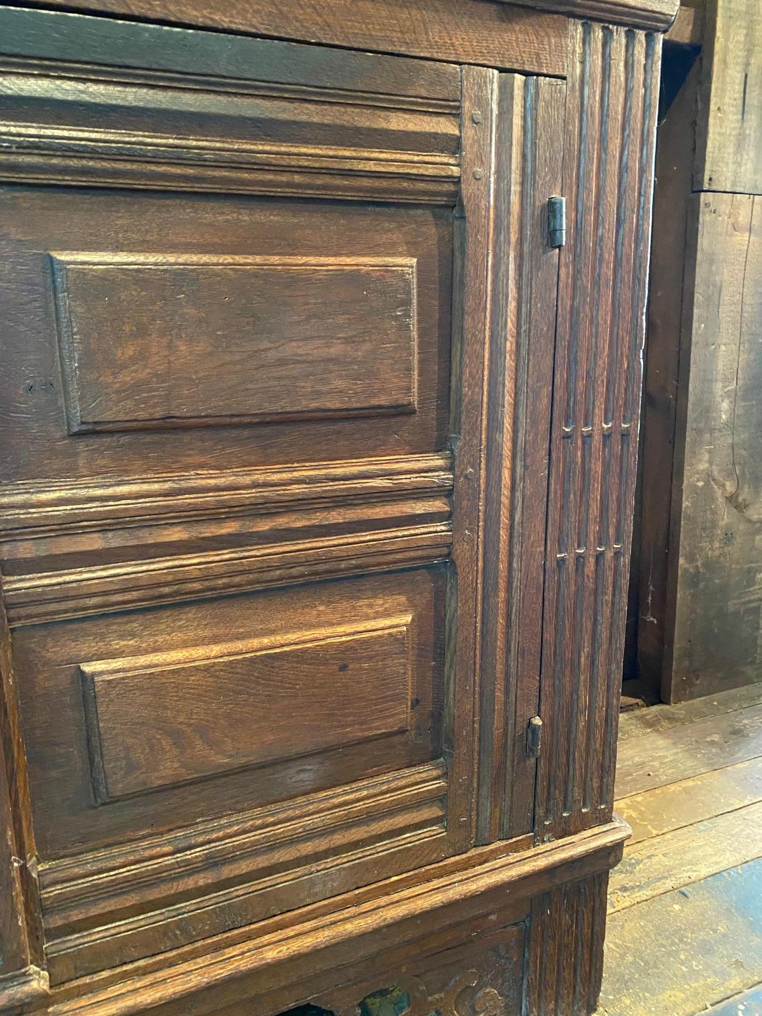 Armadio di corte olandese in Oak del XVII secolo in vendita 5