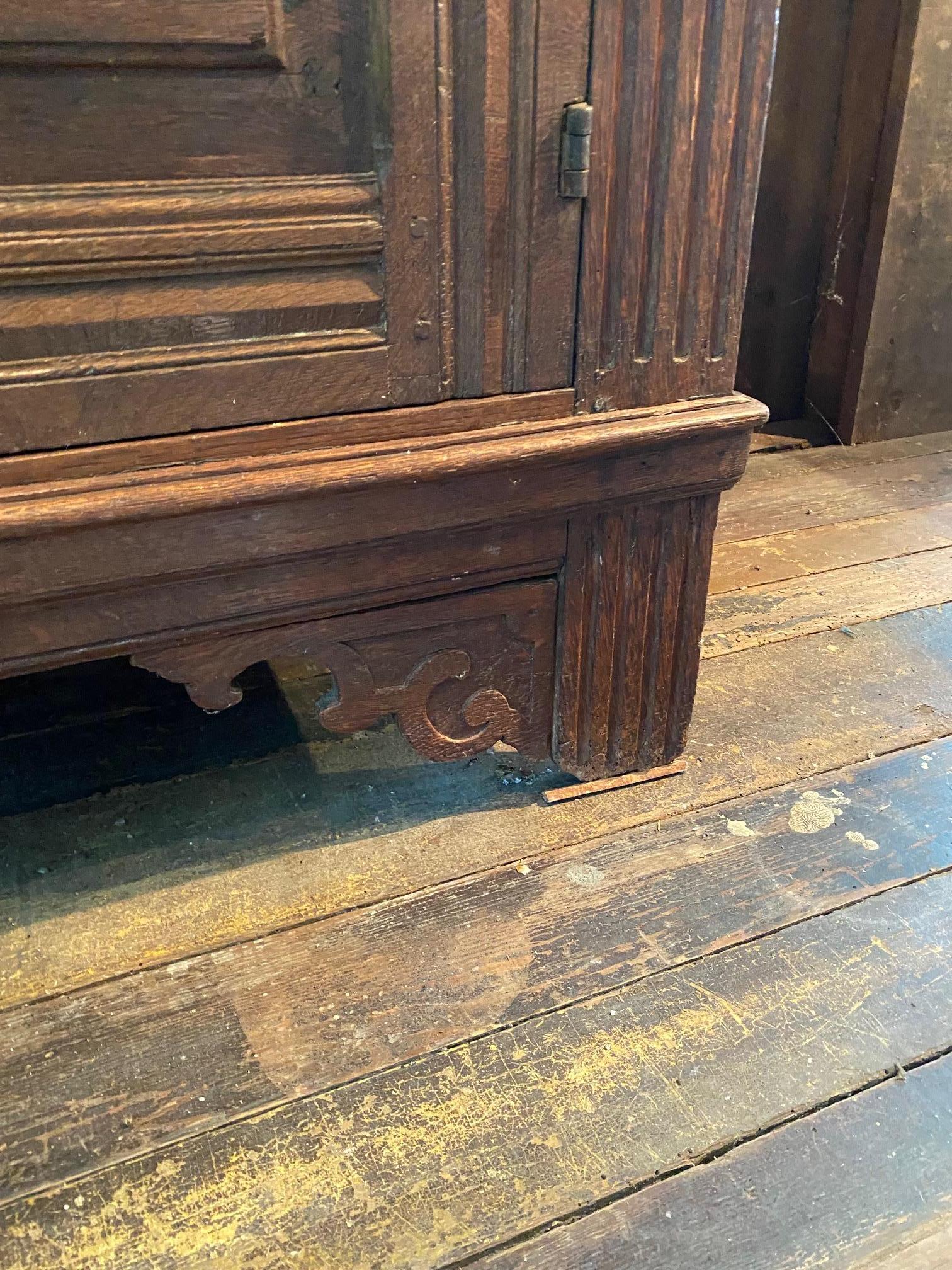 Armadio di corte olandese in Oak del XVII secolo in vendita 6