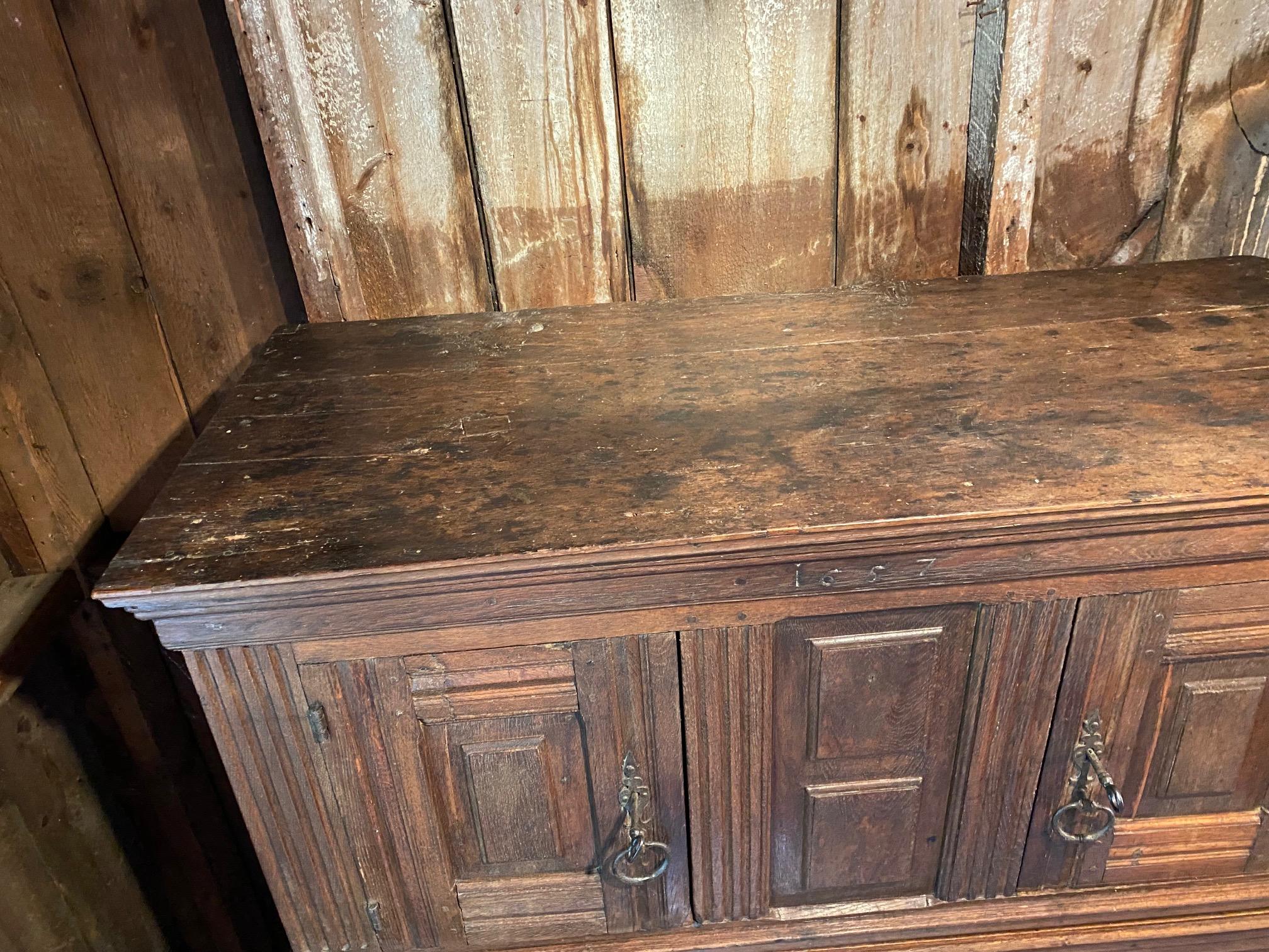 Armadio di corte olandese in Oak del XVII secolo in vendita 7