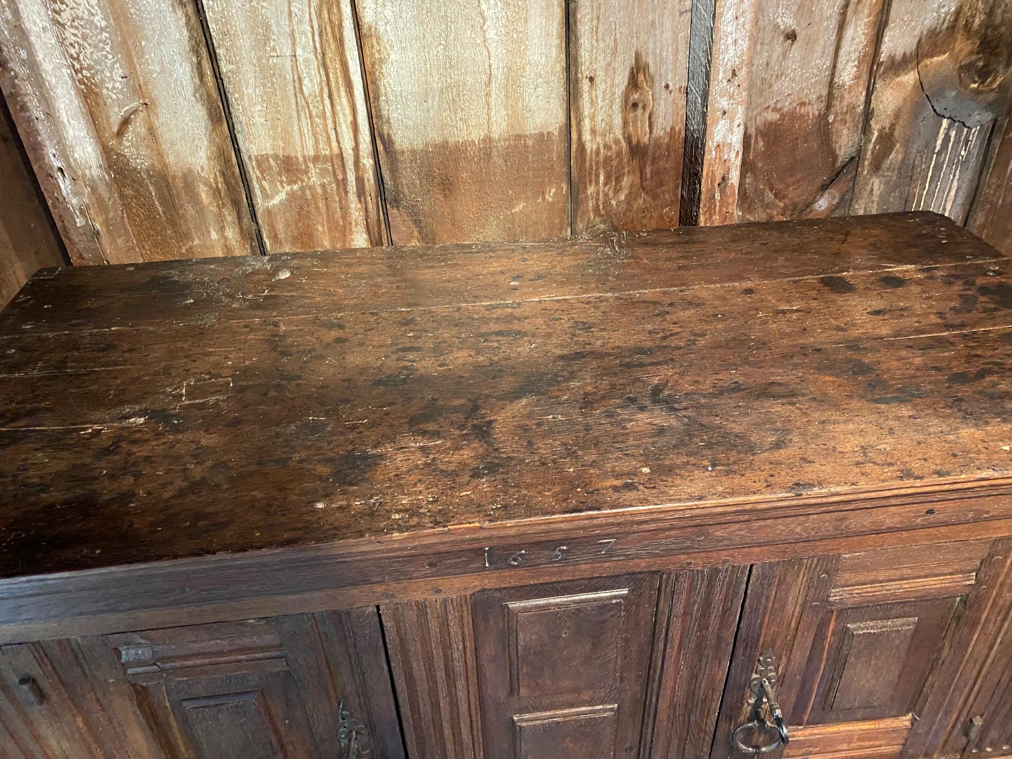 Armadio di corte olandese in Oak del XVII secolo in vendita 8