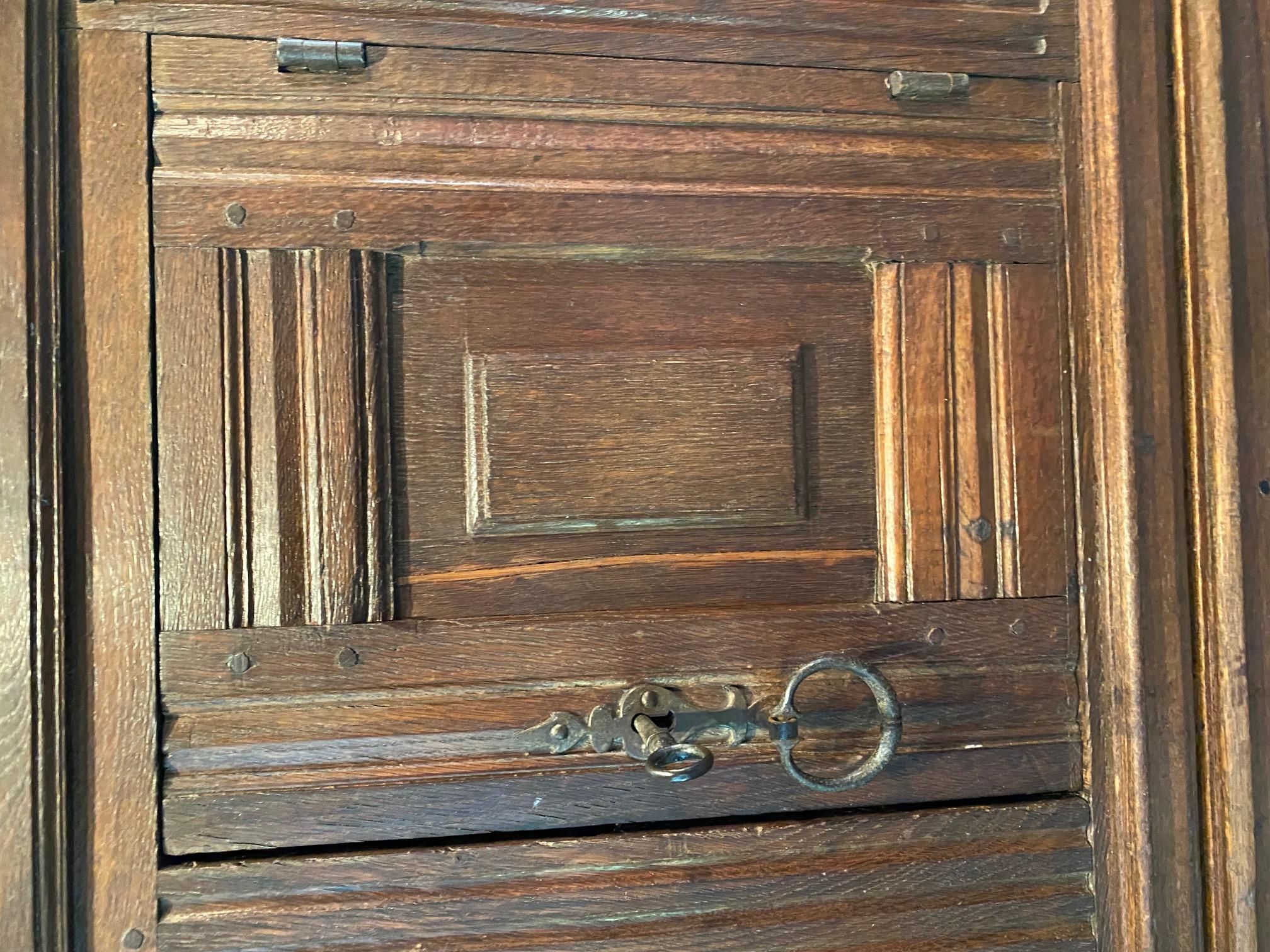 Armadio di corte olandese in Oak del XVII secolo in vendita 9