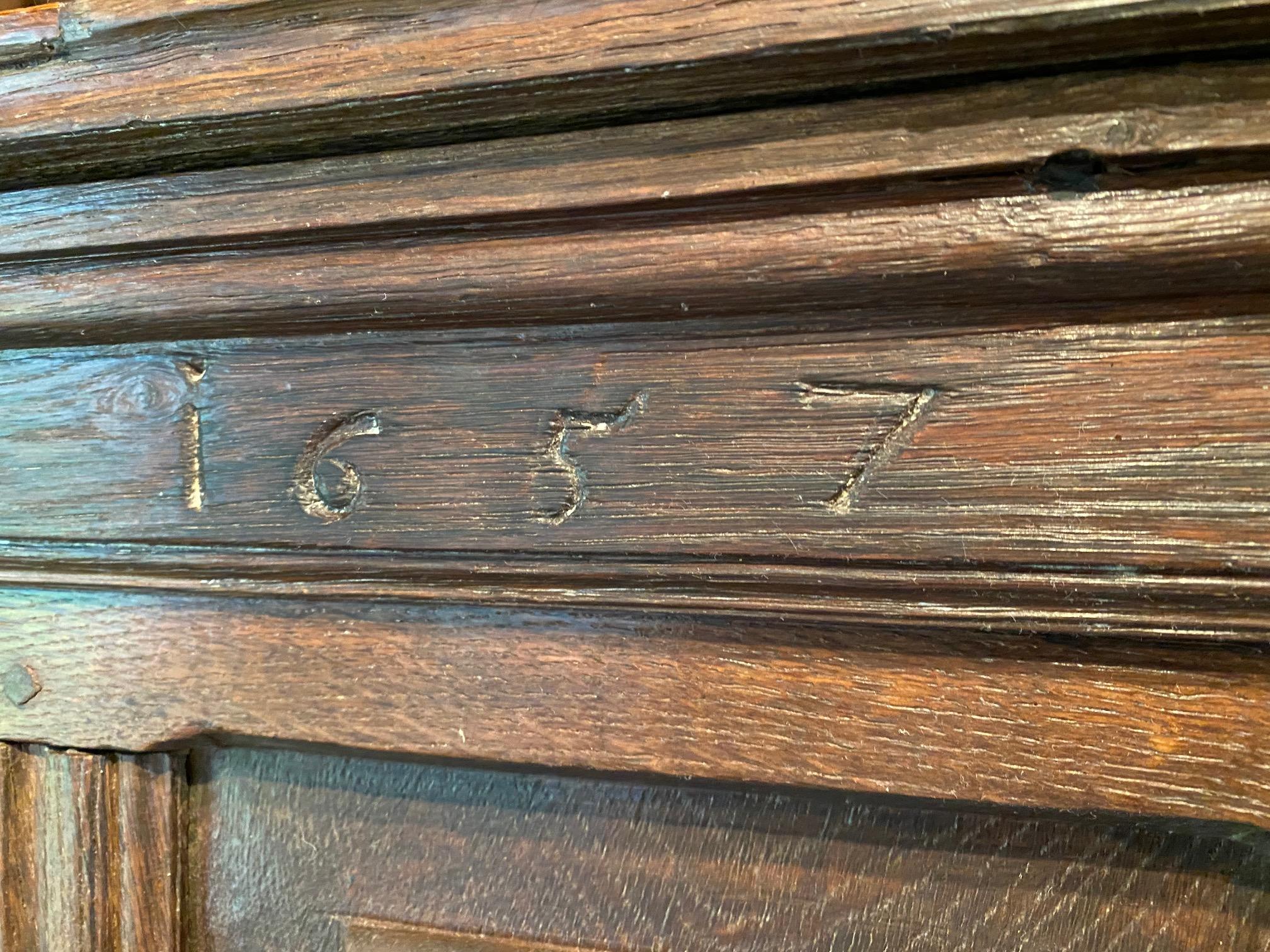 Armadio di corte olandese in Oak del XVII secolo in vendita 10