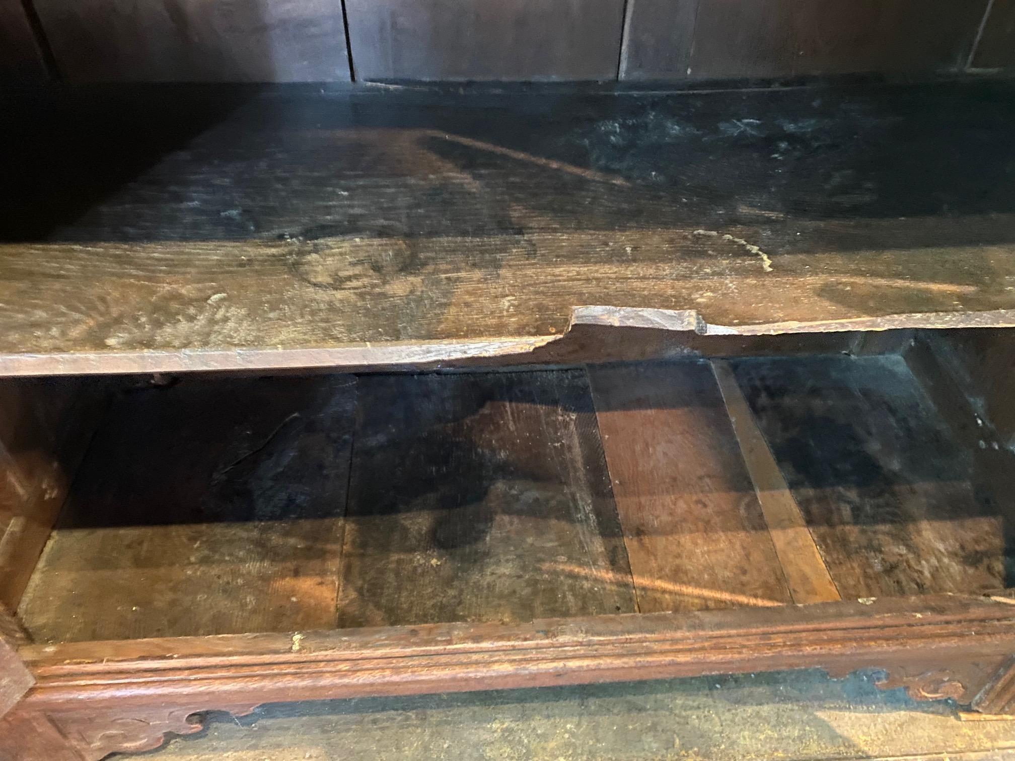 Armadio di corte olandese in Oak del XVII secolo in vendita 11