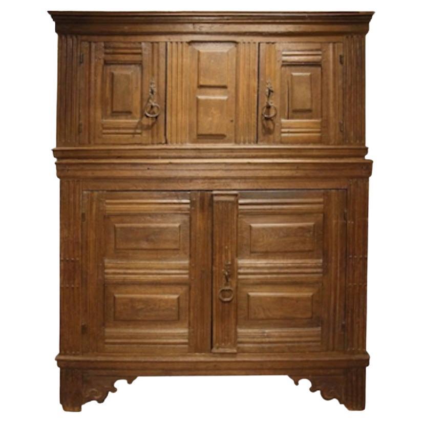 17th Century Oak Dutch Court Cupboard In Good Condition For Sale In Montreal, QC