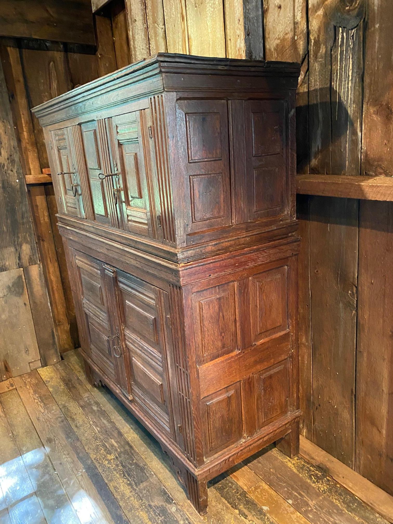 Armadio di corte olandese in Oak del XVII secolo In condizioni buone in vendita a Montreal, QC