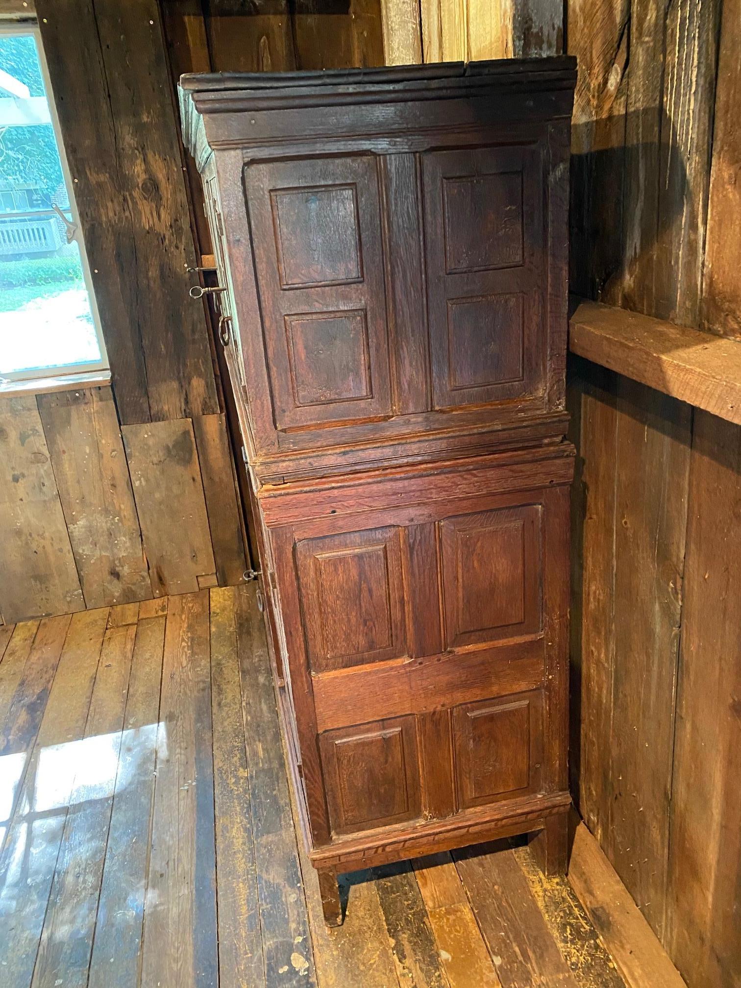 Metà XVII secolo Armadio di corte olandese in Oak del XVII secolo in vendita