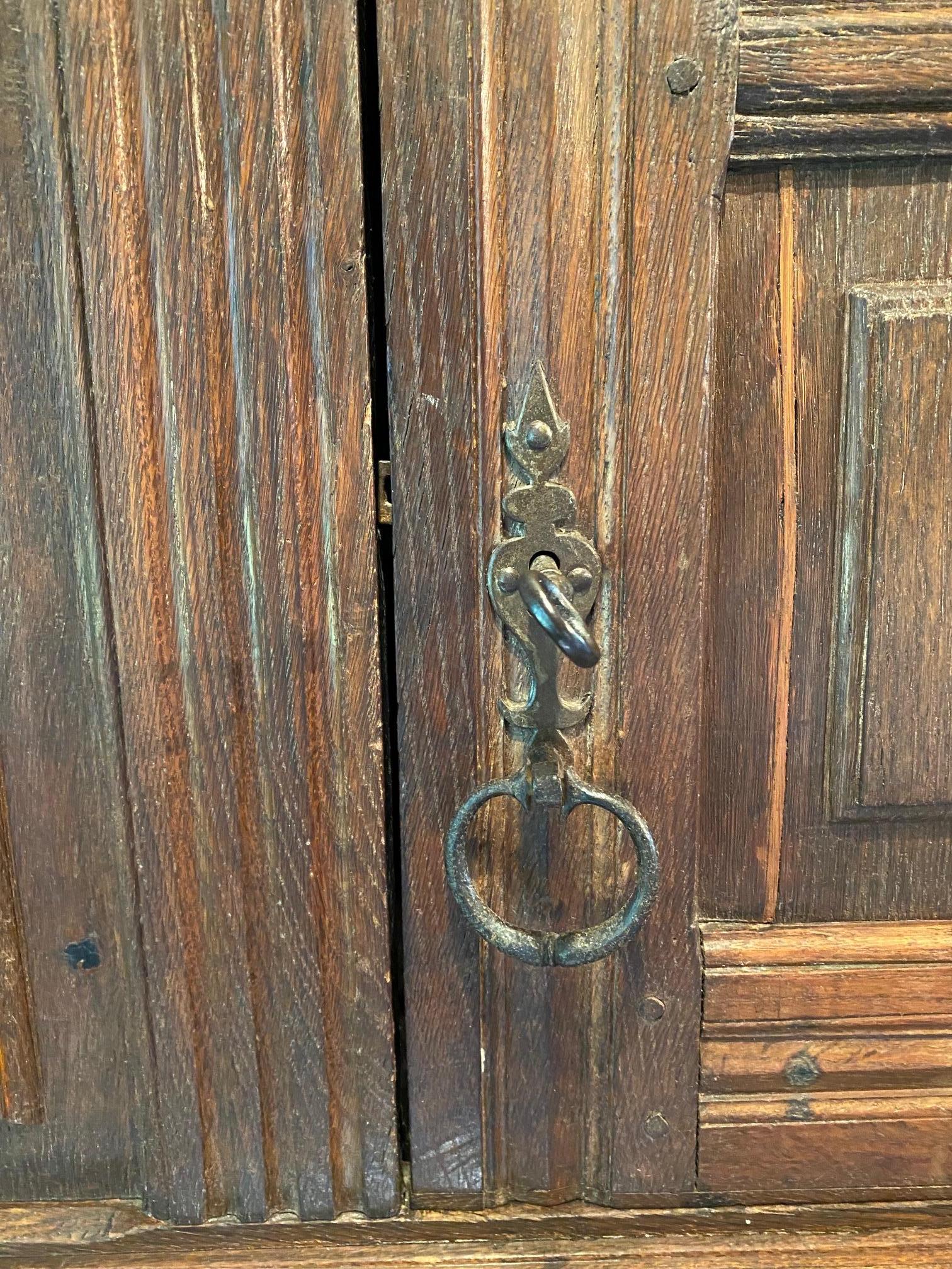 Armadio di corte olandese in Oak del XVII secolo in vendita 1