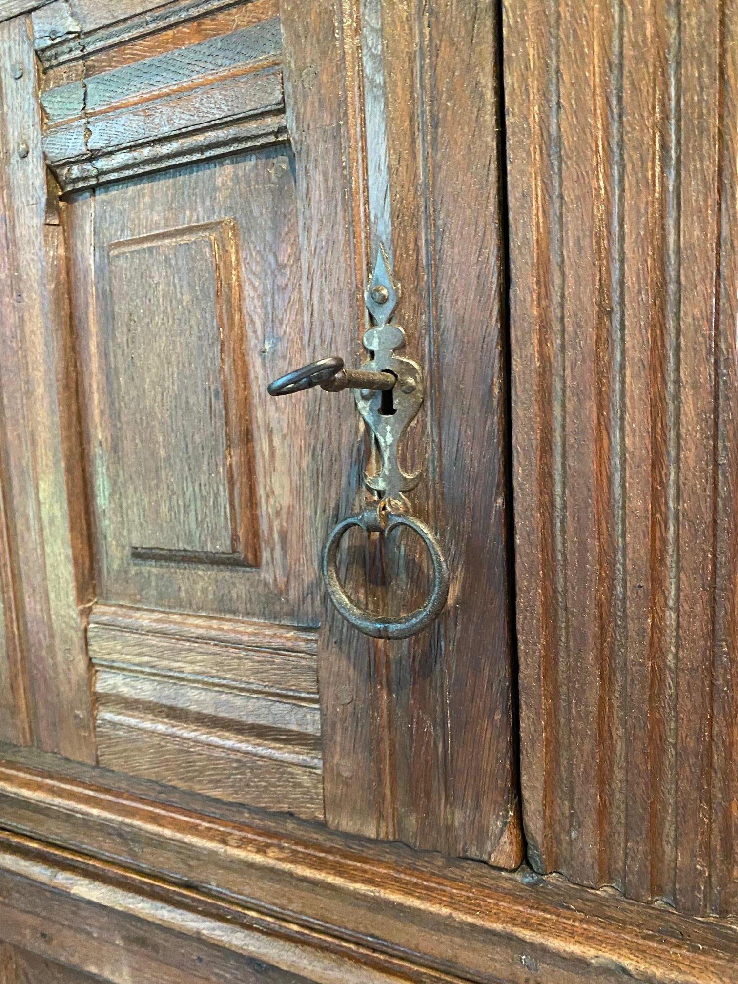 Armadio di corte olandese in Oak del XVII secolo in vendita 2