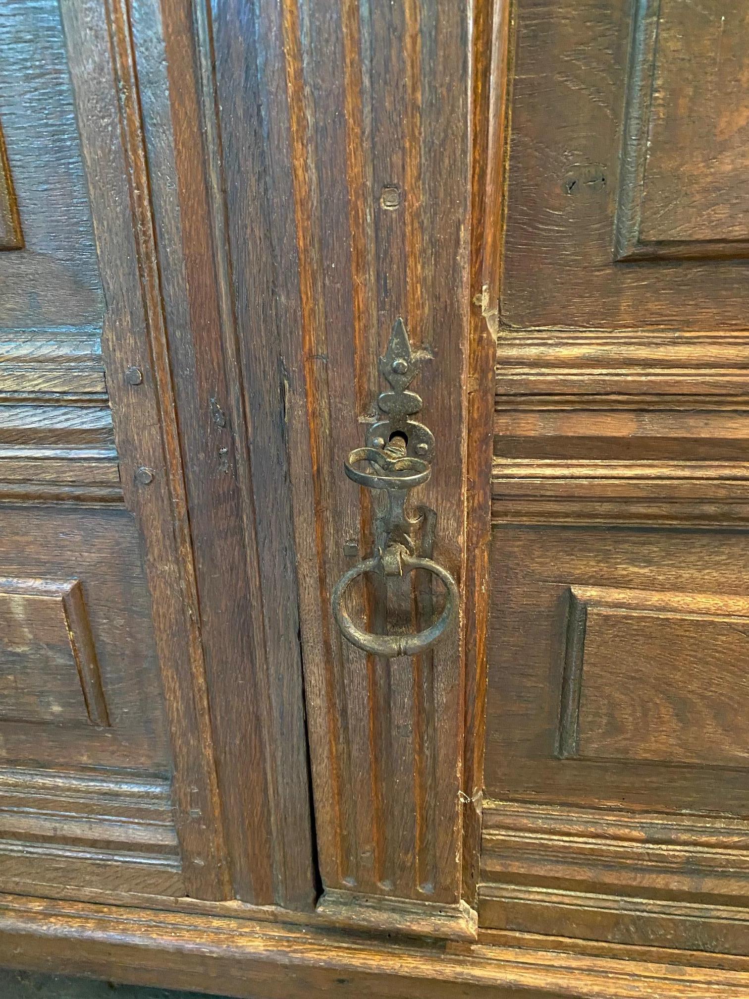 Armadio di corte olandese in Oak del XVII secolo in vendita 3