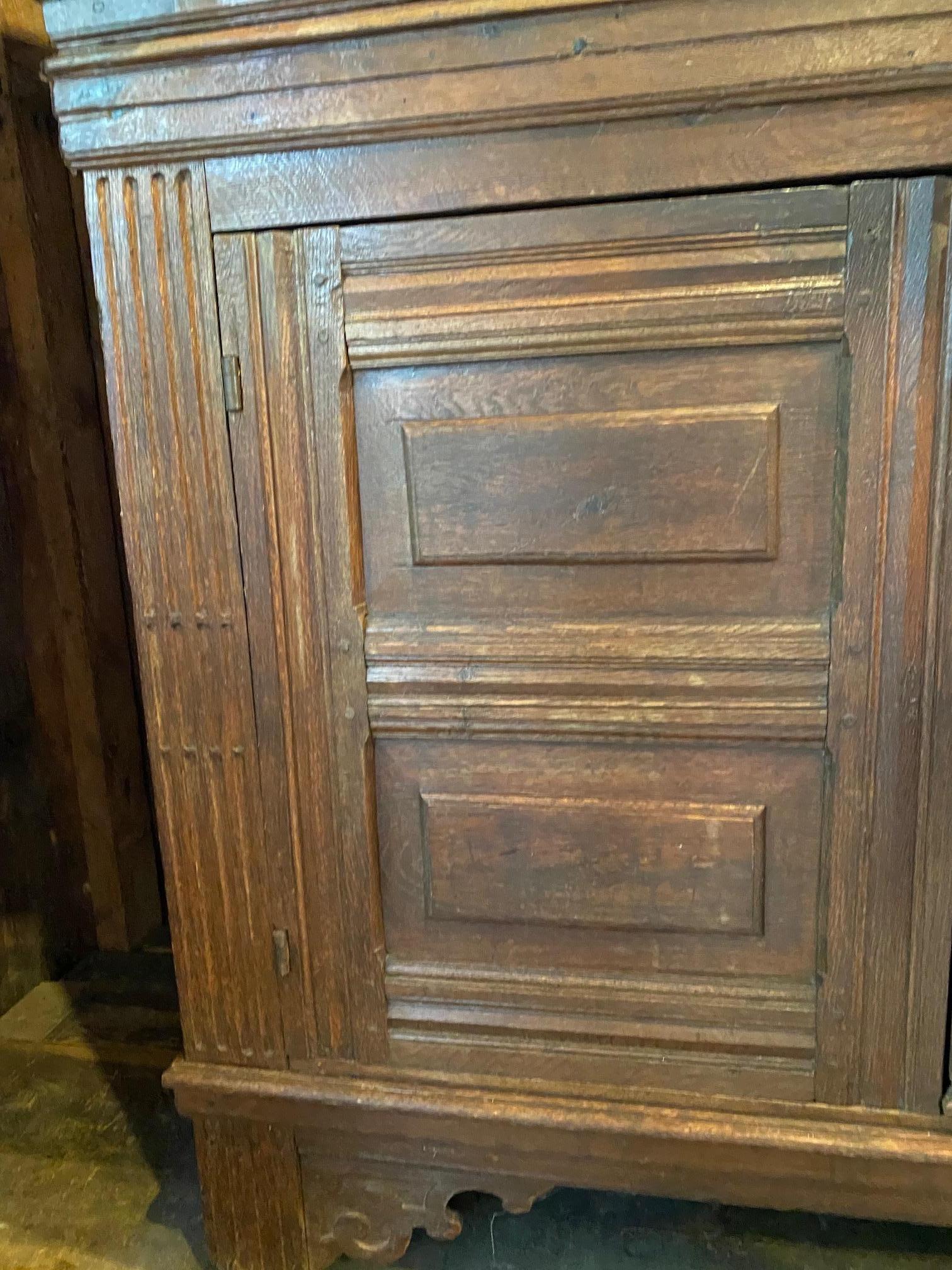 Armadio di corte olandese in Oak del XVII secolo in vendita 4