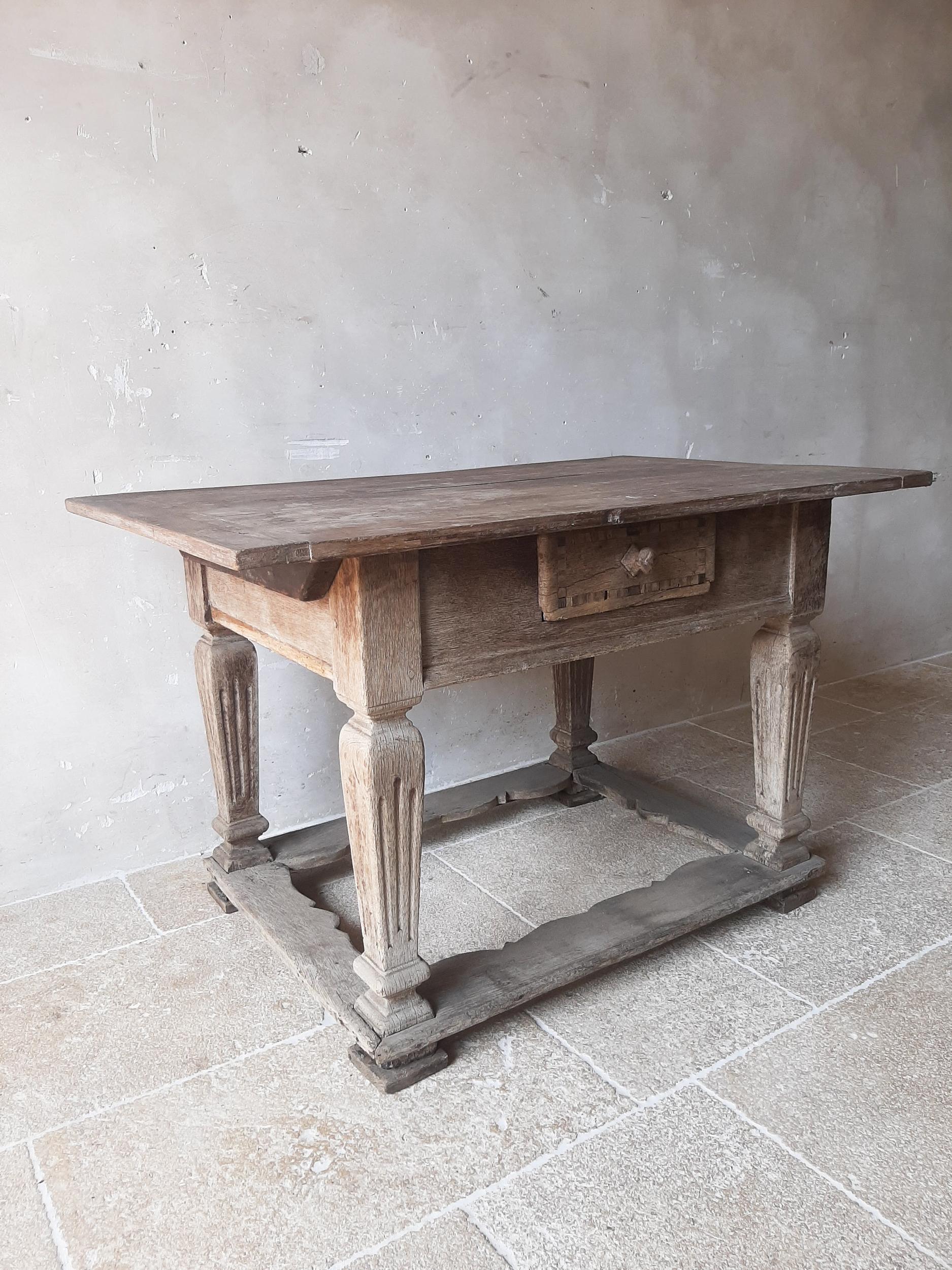 17th century oak Dutch pay table with balluster-shaped legs, partly fluted with lines with accolade motif in between. On the drawer an inlaid walnut edge. The oak is beautiful white with a gray tint (not sandblasted). Dutch Renaissance
