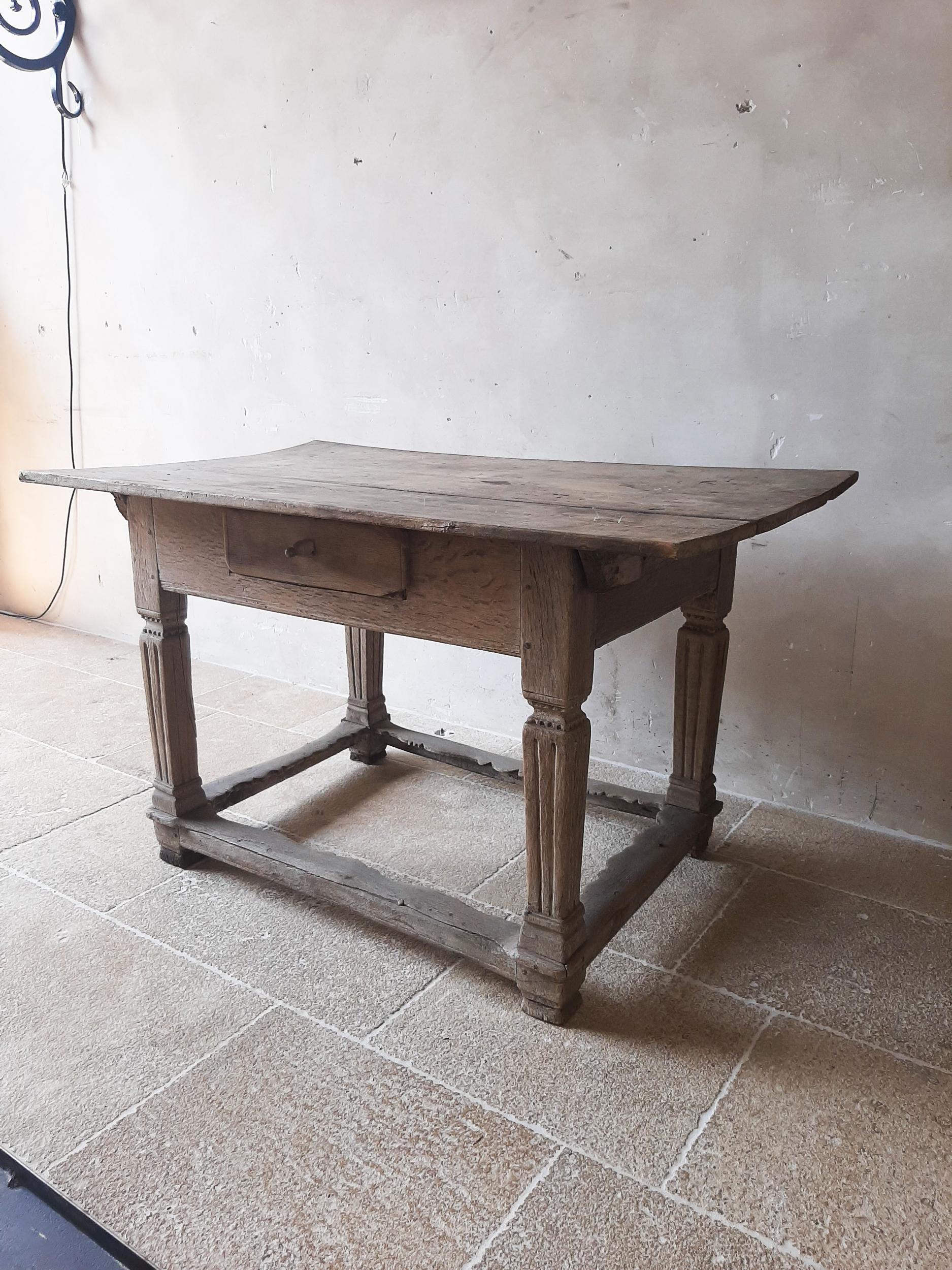 17th century oak Dutch pay table with balluster-shaped legs, partly fluted with lines with accolade motif in between. With drawer. The oak is beautiful white with a gray tint (not sandblasted). Dutch Renaissance ±1650.

Dimensions: L 125.5 x W 78