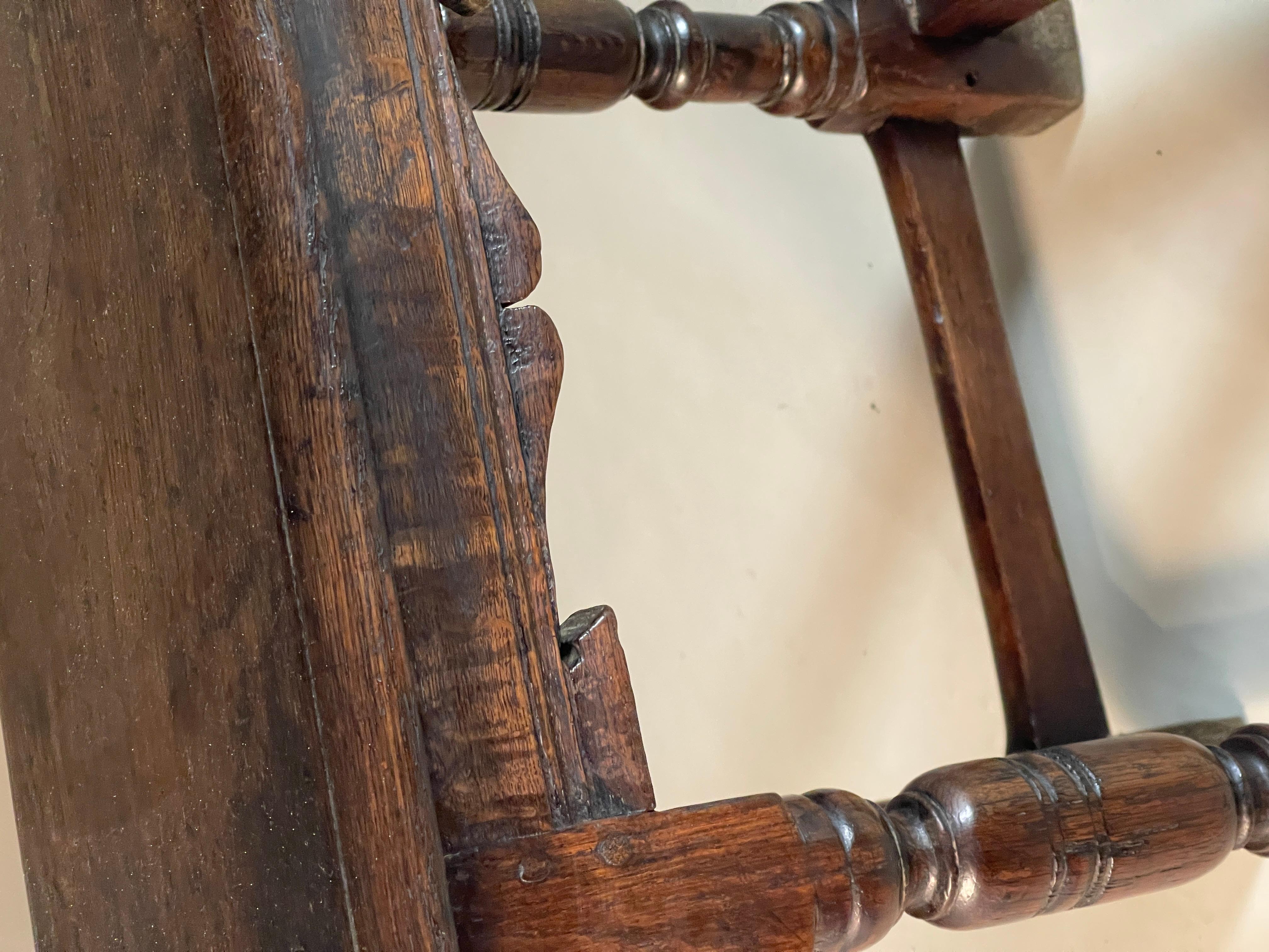 Tabouret en chêne du 17e siècle en excellent état et couleur

Vers 1680

57 cm de haut 44 cm de large 30 cm de profondeur