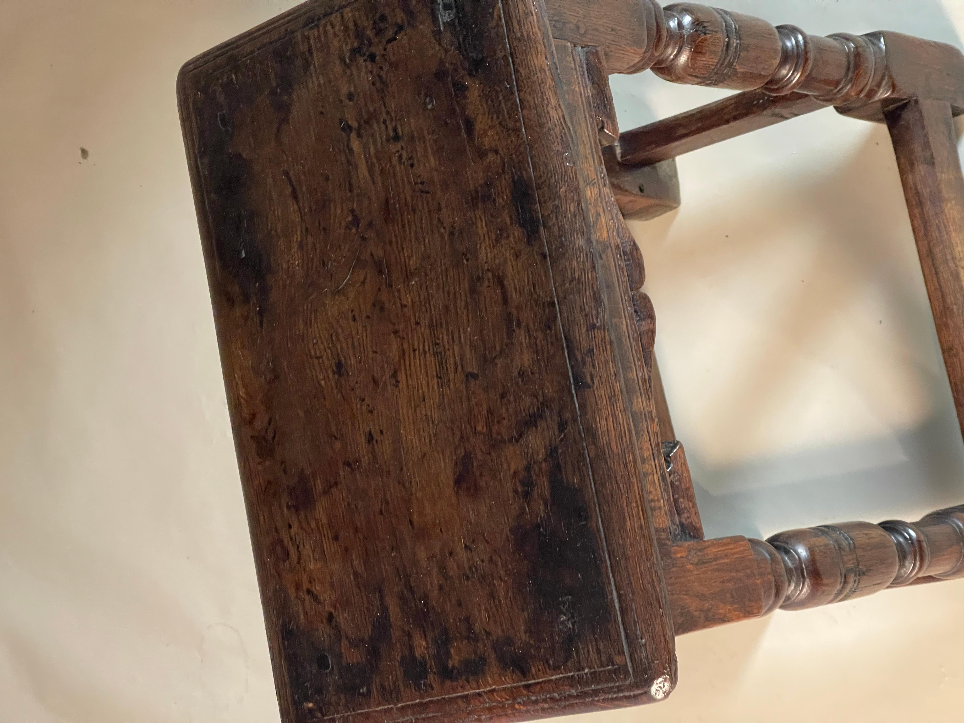 Fin du XVIIe siècle Tabouret en chêne jointé du 17ème siècle en vente