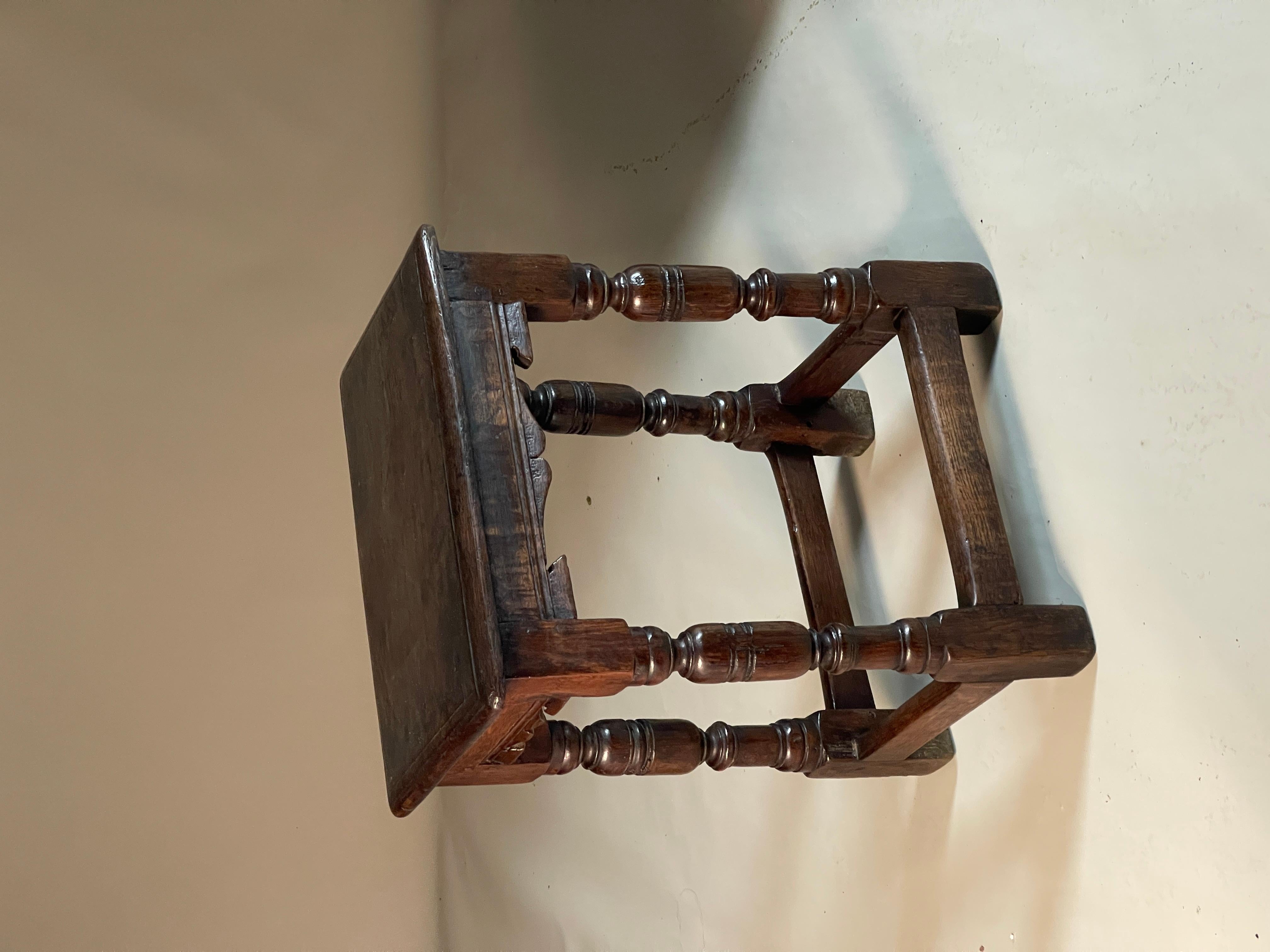 Chêne Tabouret en chêne jointé du 17ème siècle en vente