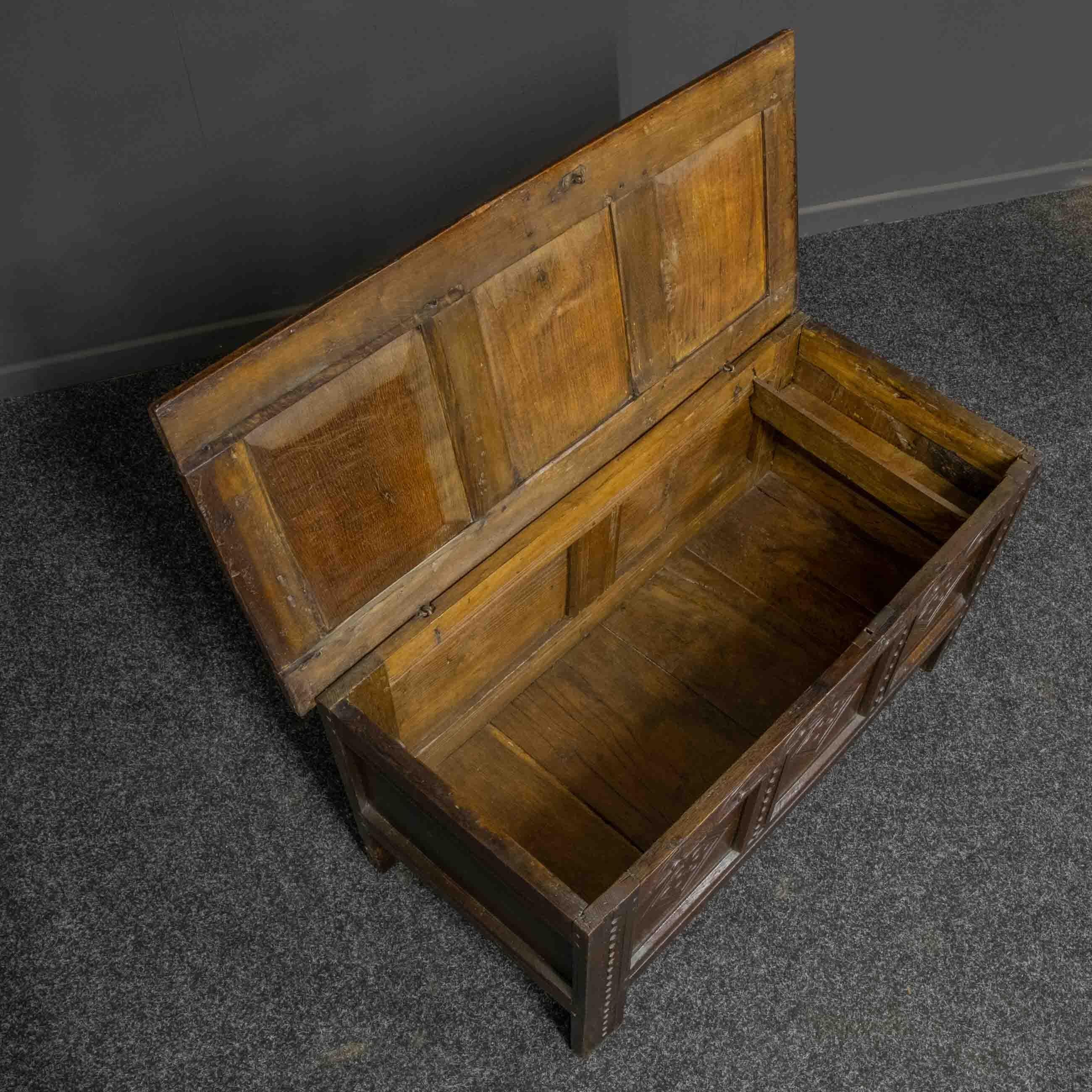 A fine example of a mid-late 17th century oak bedding box. This piece is virtually as it was made, with only the Victorian steel lock a replacement. With over 300 years of dusting and polishing the patina is wonderful. The panelled top has no