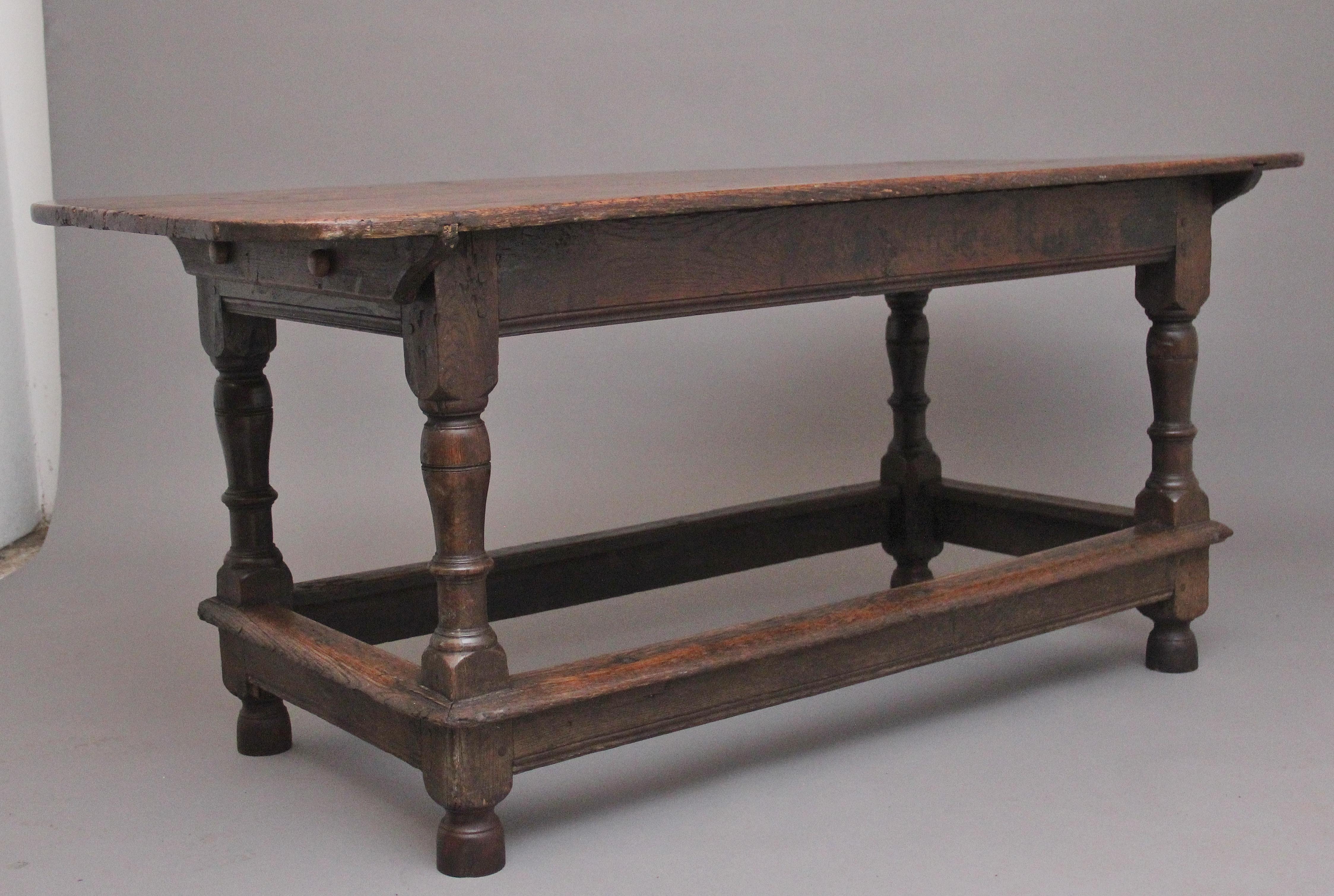 Magnifique table de réfectoire / table de service en chêne du XVIIe siècle, datant d'environ 1680. Le plateau est joliment figuré et d'une couleur chaude et riche, la base est composée de quatre pieds en canon réunis par un châssis mouluré et se
