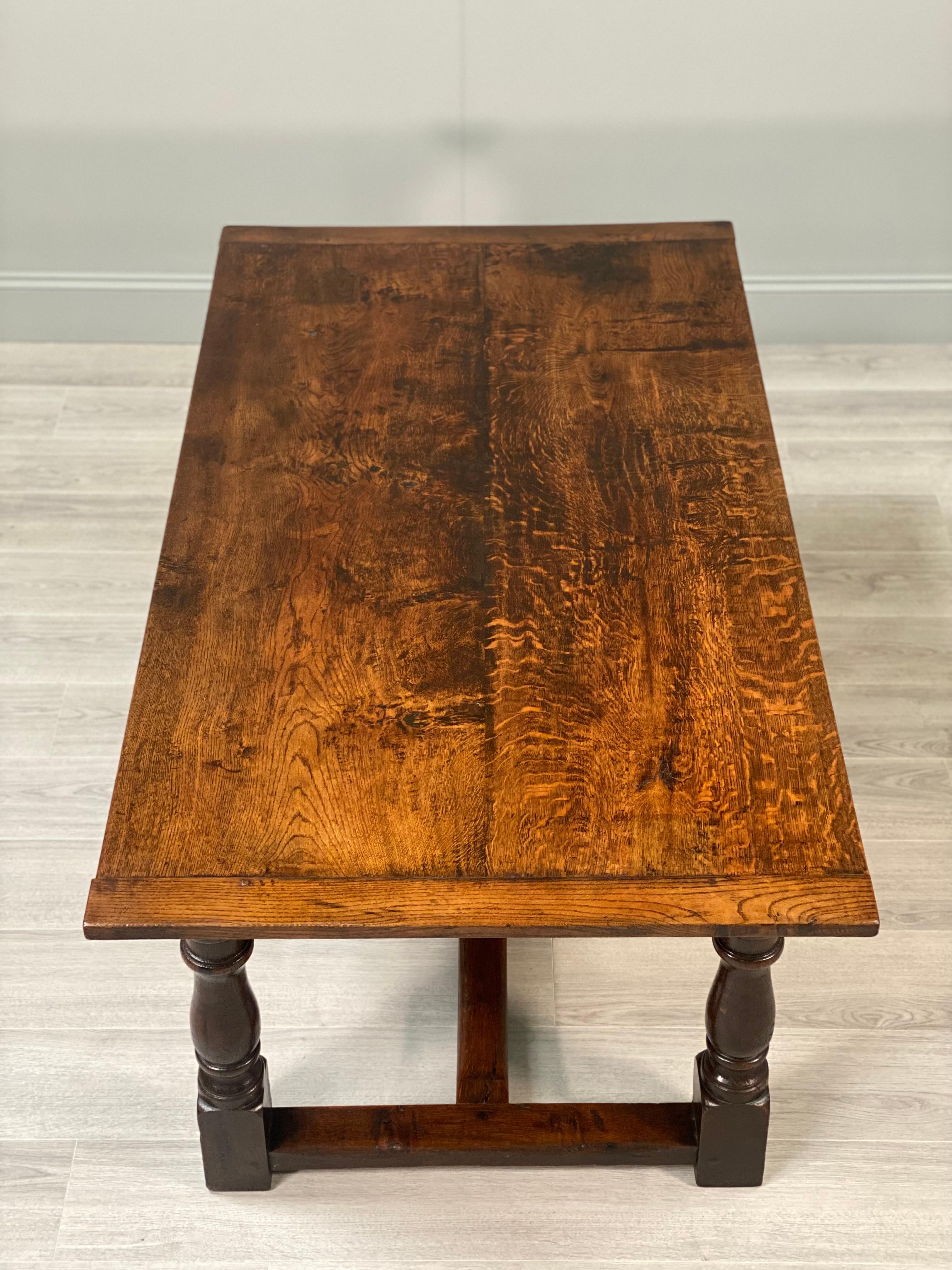 Superbe table de réfectoire en chêne datant de C.I.C. 1680. La table repose sur des pieds en canon de fusil avec des brancards latéraux et centraux. Il est doté d'un plateau en chêne scié sur quartier à deux planches avec des bords en planche à