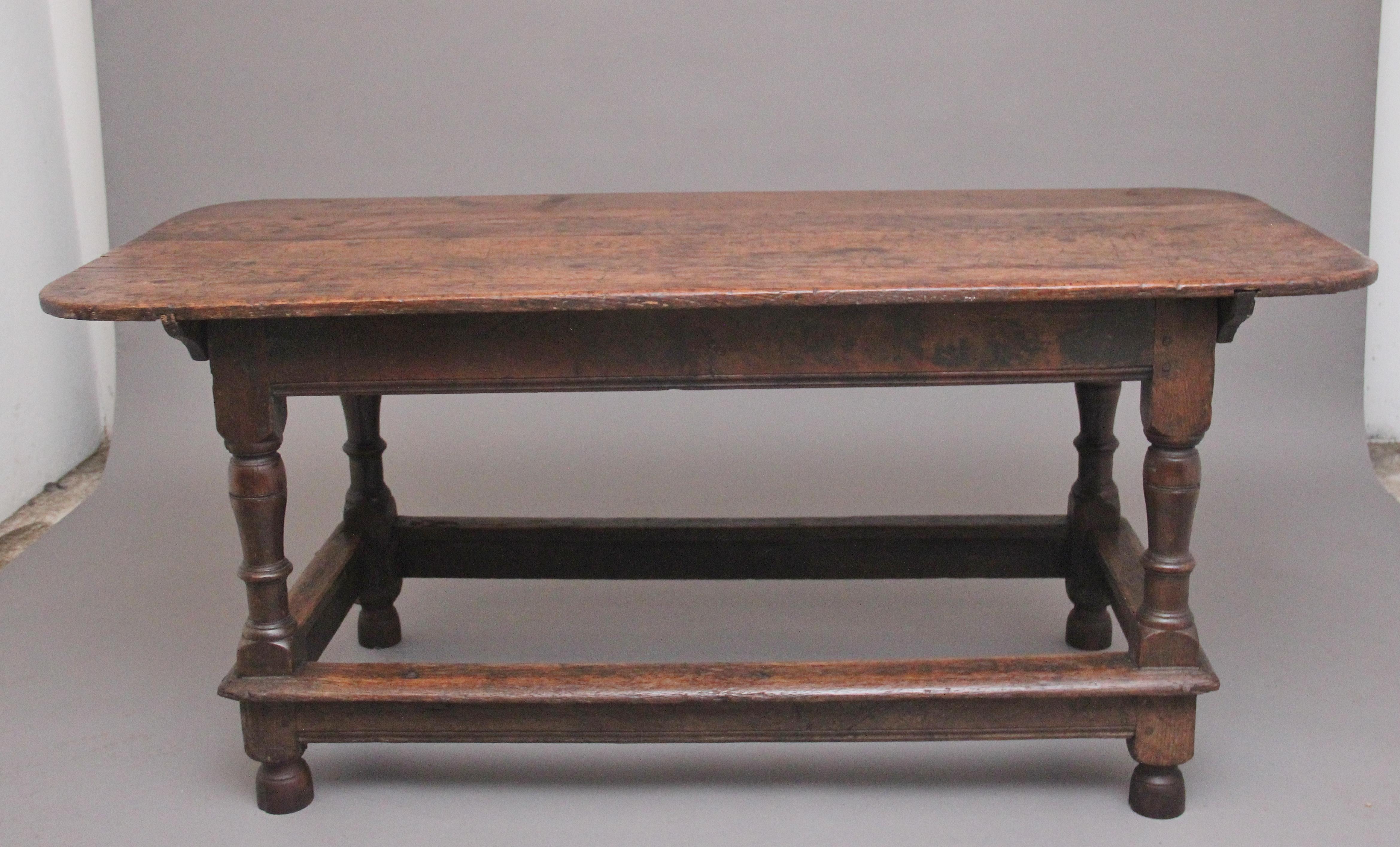 Britannique Table de réfectoire en chêne du 17e siècle en vente