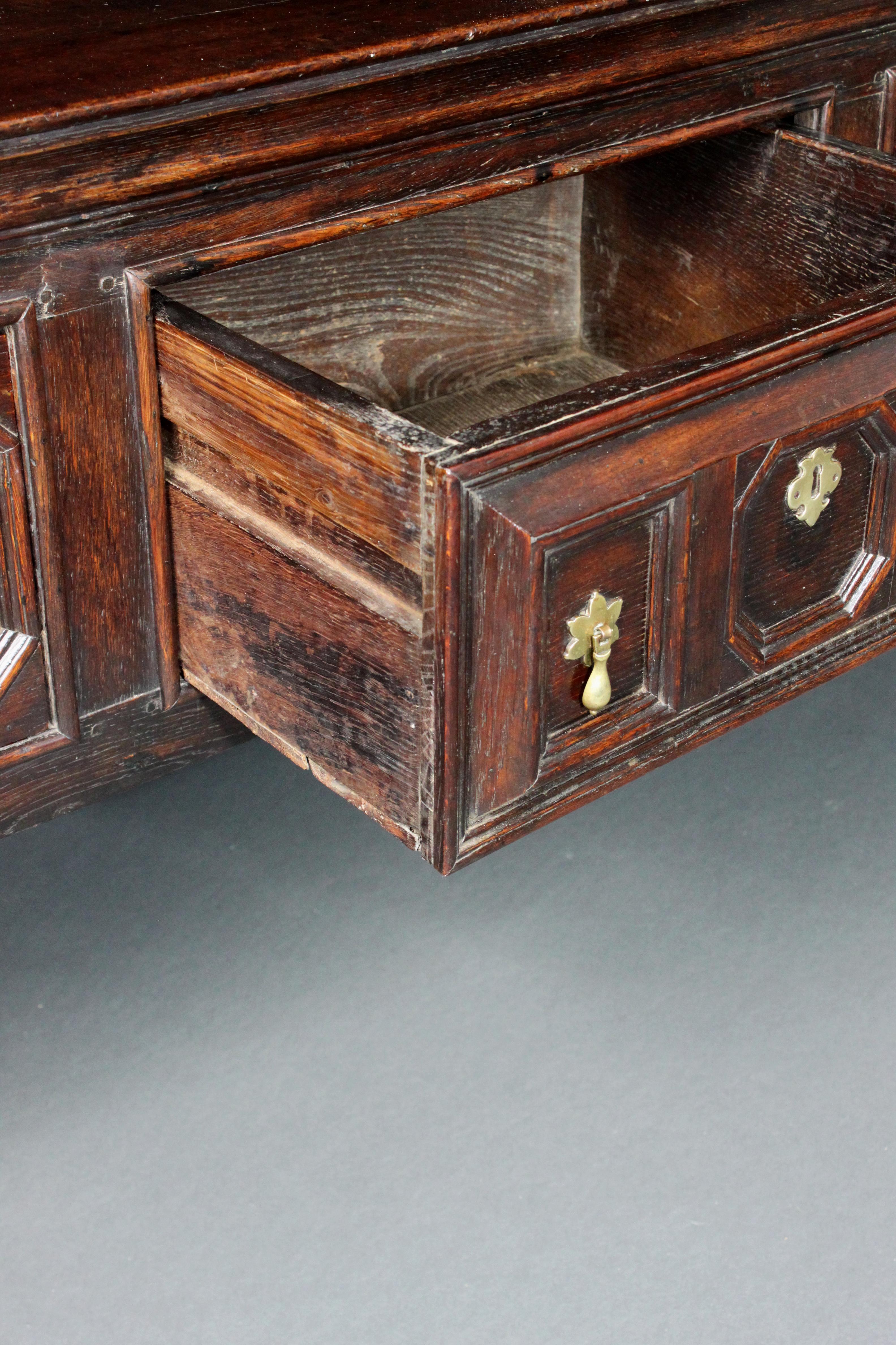 17th Century Oak Serving Dresser with Geometric Moulding on the Drawers In Good Condition In Bradford-on-Avon, Wiltshire