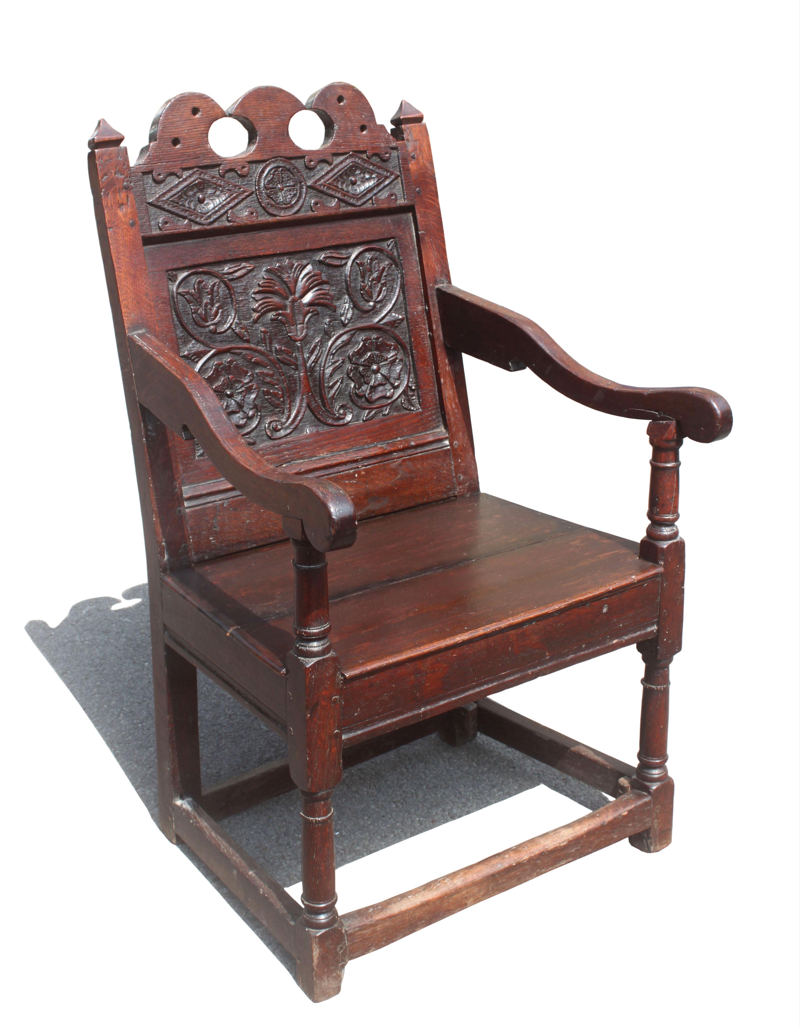 Wainscot-Stuhl aus Eichenholz, 17. Jahrhundert
Ein Wainscot-Stuhl aus Eiche aus dem späten 17. Jahrhundert mit einer guten Farbe und Patina und einer schönen geschnitzten Rückenlehne; Kanneluren an der Rückenlehne und den Sitzschienen sowie kühn