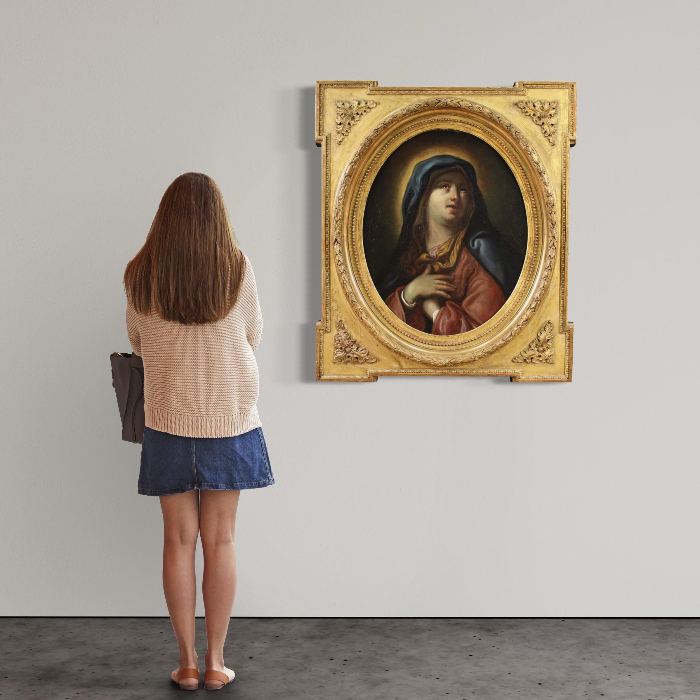 Ein prächtiges religiöses Gemälde aus dem 17. Jahrhundert. Kunstwerk in Öl auf Leinwand, das die Jungfrau der Schmerzen in einem Moment des Mitgefühls auf dem Kalvarienberg darstellt. Ihr Gesichtsausdruck und vor allem ihre über der Brust gekreuzten