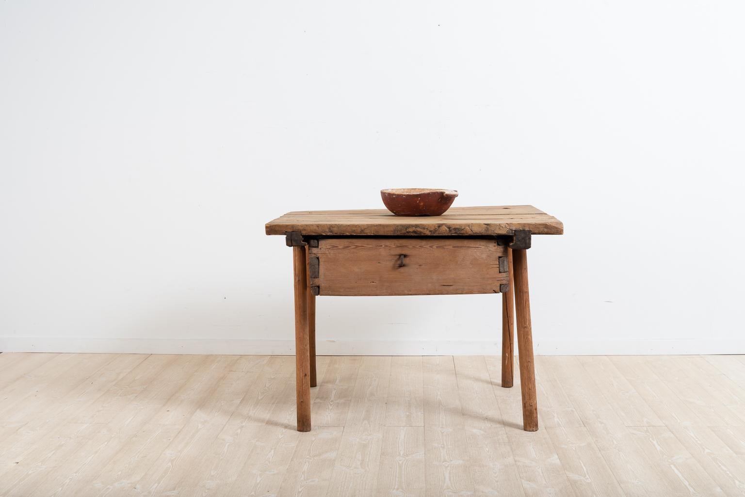 17th Century Old Fashioned Swedish Primitive Folk Art Table In Good Condition In Kramfors, SE