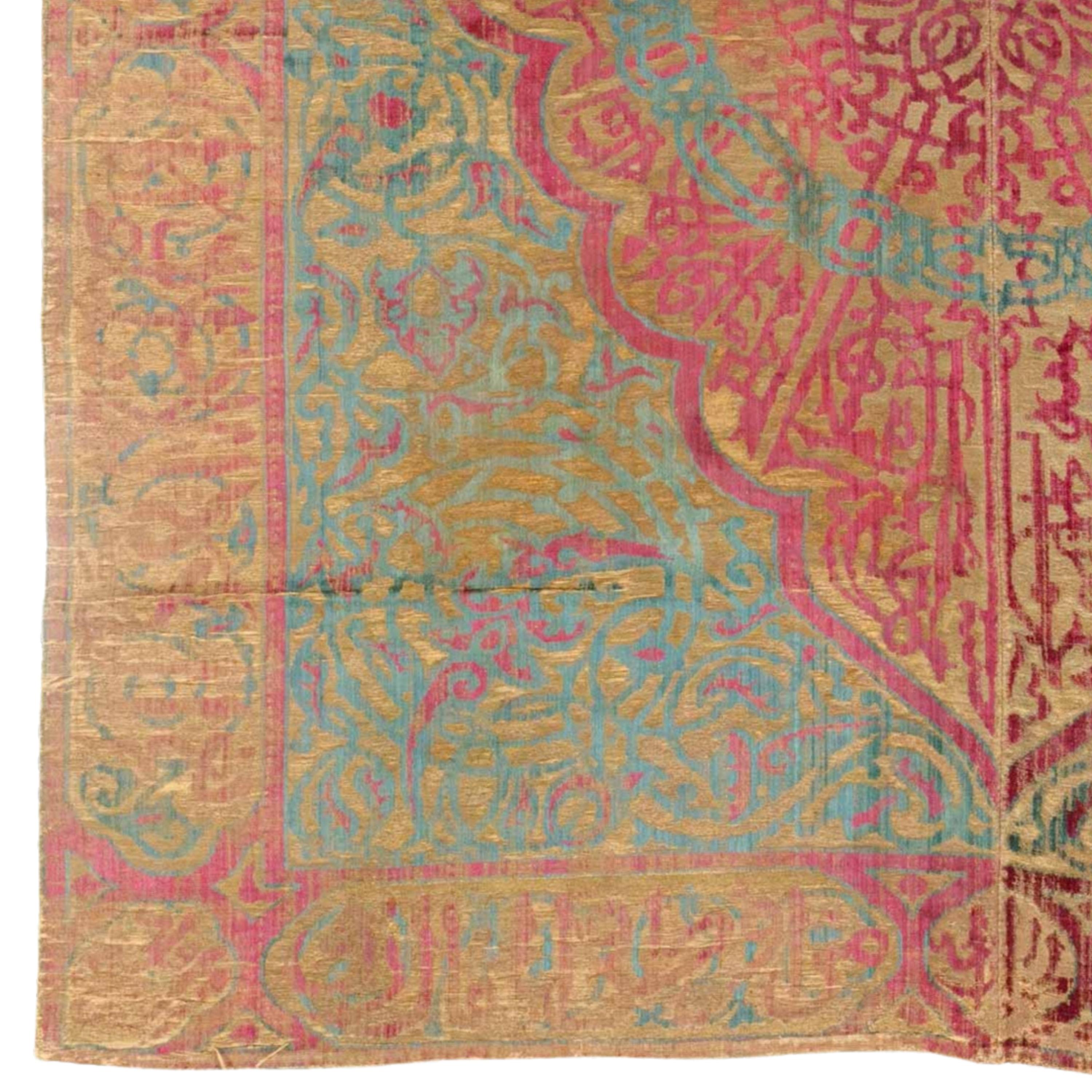 Une pièce unique du 17ème siècle : Tapis ancien en velours de soie pour ottomane

Cet élégant tapis de velours en soie Eleg du XVIIe siècle est une œuvre d'art qui peut enchanter n'importe quel espace grâce à ses détails soigneusement tissés et à sa